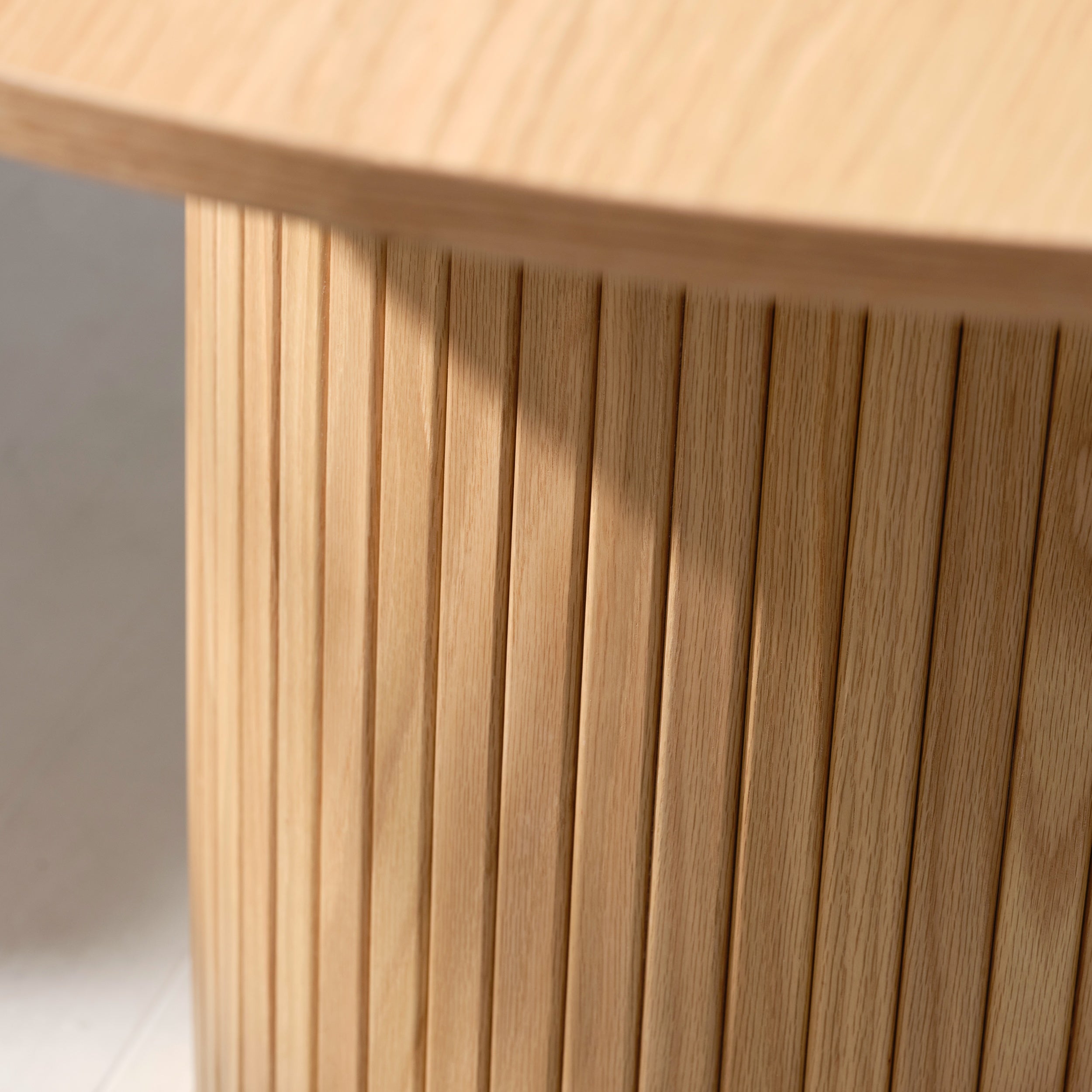 selsey-gativel-runder-tisch-120-cm-lamellen-eiche-natur-mit-runder-basis image 8