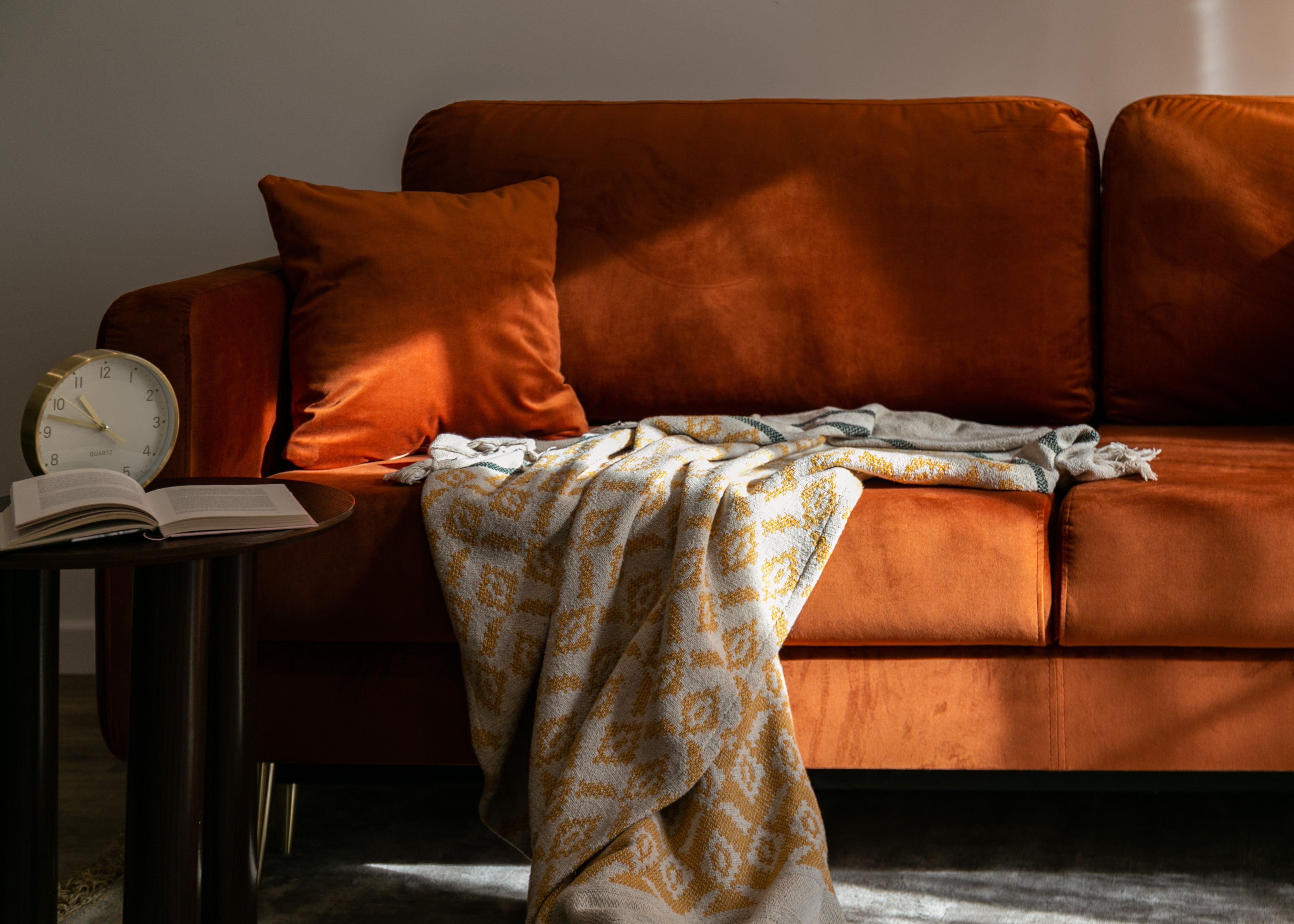 selsey-valico-dreisitziges-ausklappbares-sofa-kupferfarbener-samt-wasserabweisen image 3