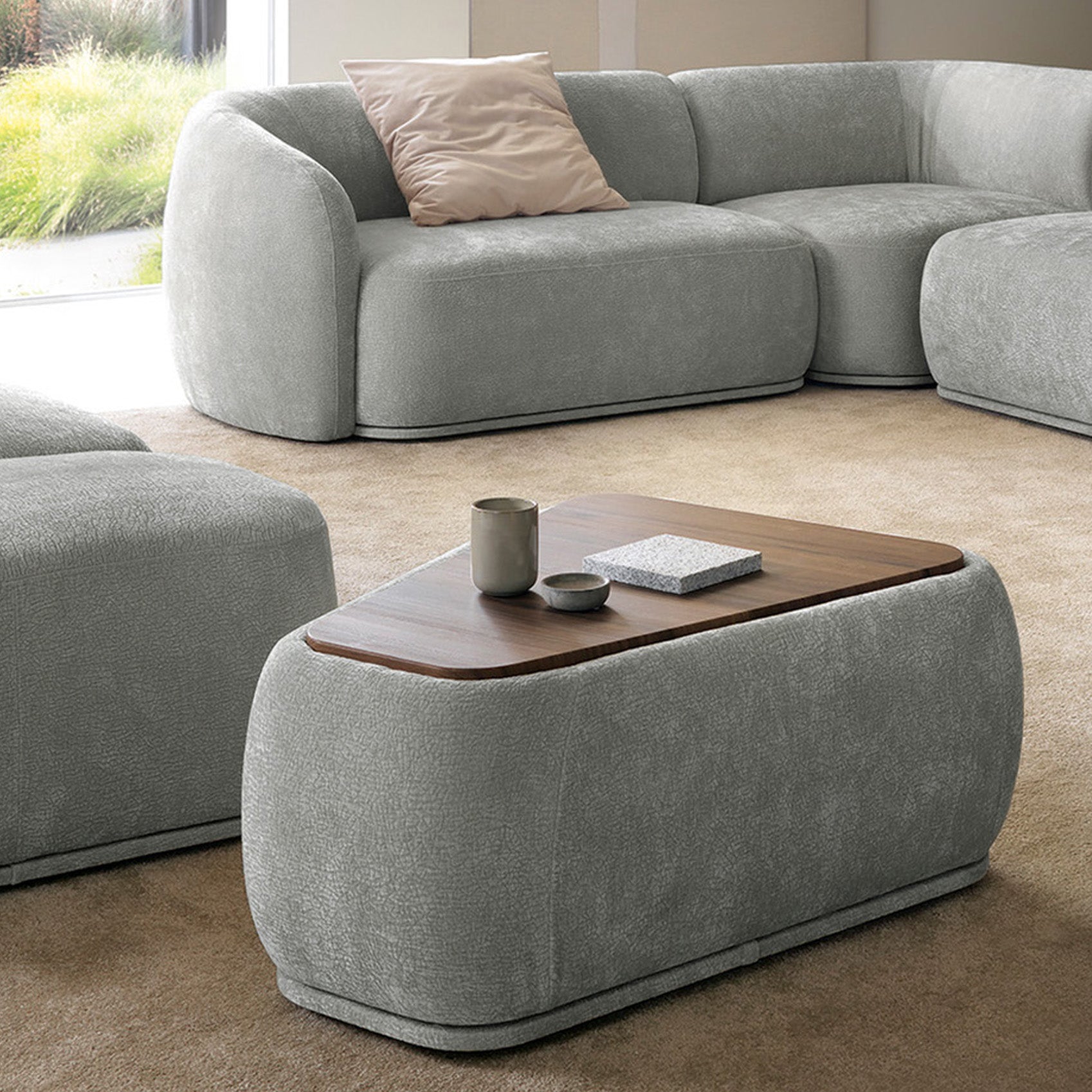 selsey-bommo-modulares-dreieckiges-pouf-mit-tischplatte-grauer-chenille image 3