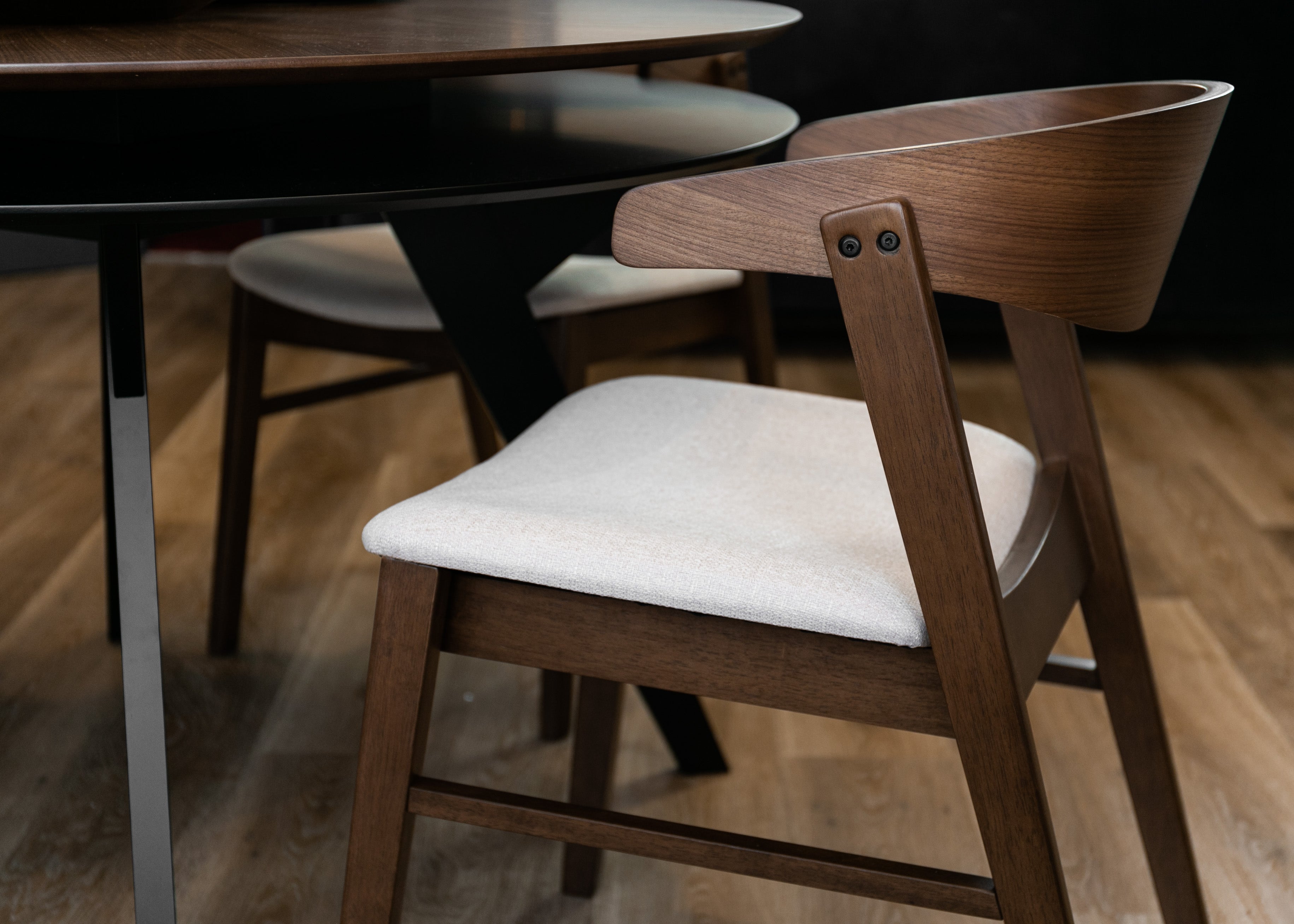 selsey-panize-holzstuhl-nussbaum-beige image 3