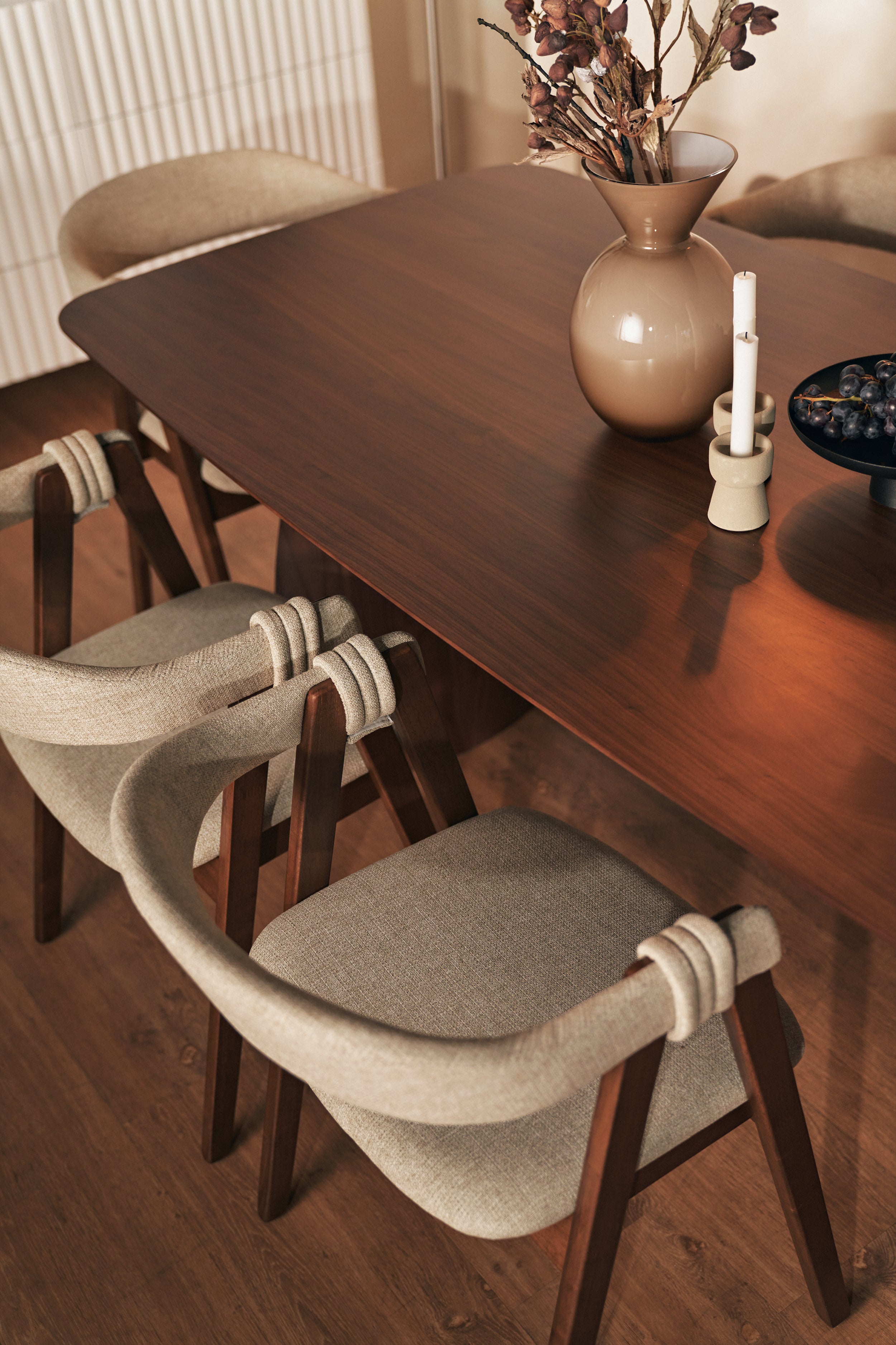 selsey-inneles-holzstuhl-esszimmer-kautschukholz-nussbaum-beige-gepolstert image 3