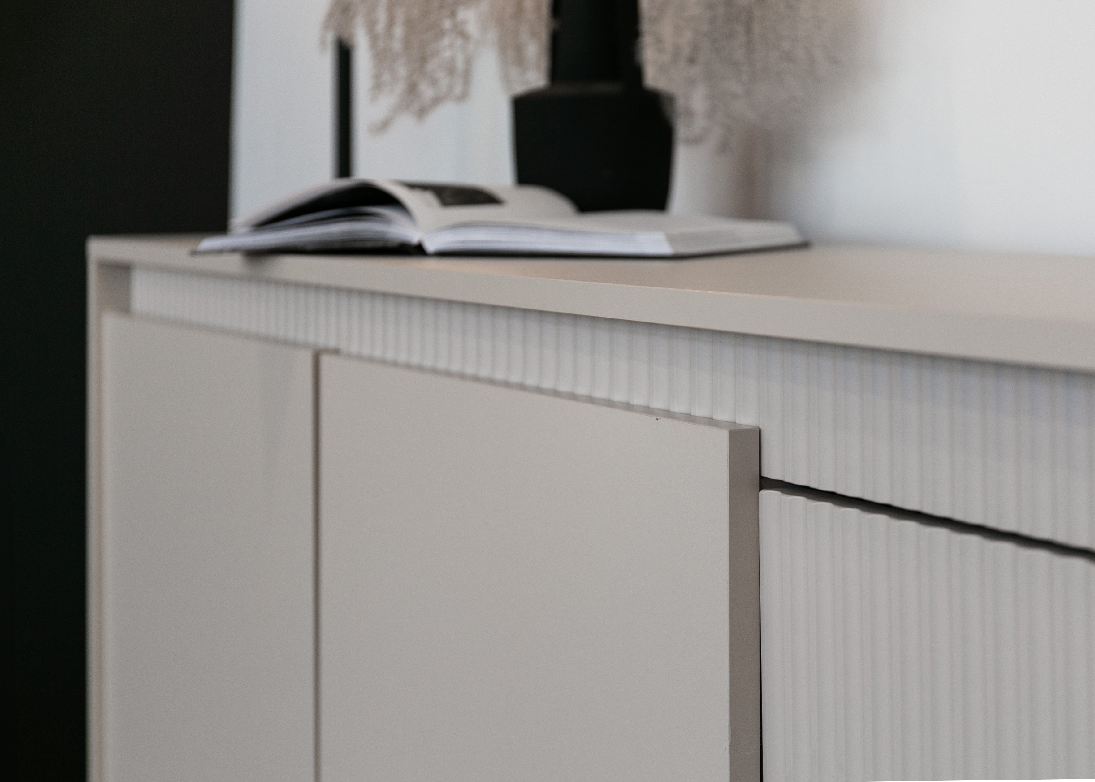 selsey-falsetto-zweit-rige-kommode-154-cm-mit-3-schubladen-beige-gerillte-fronte image 8