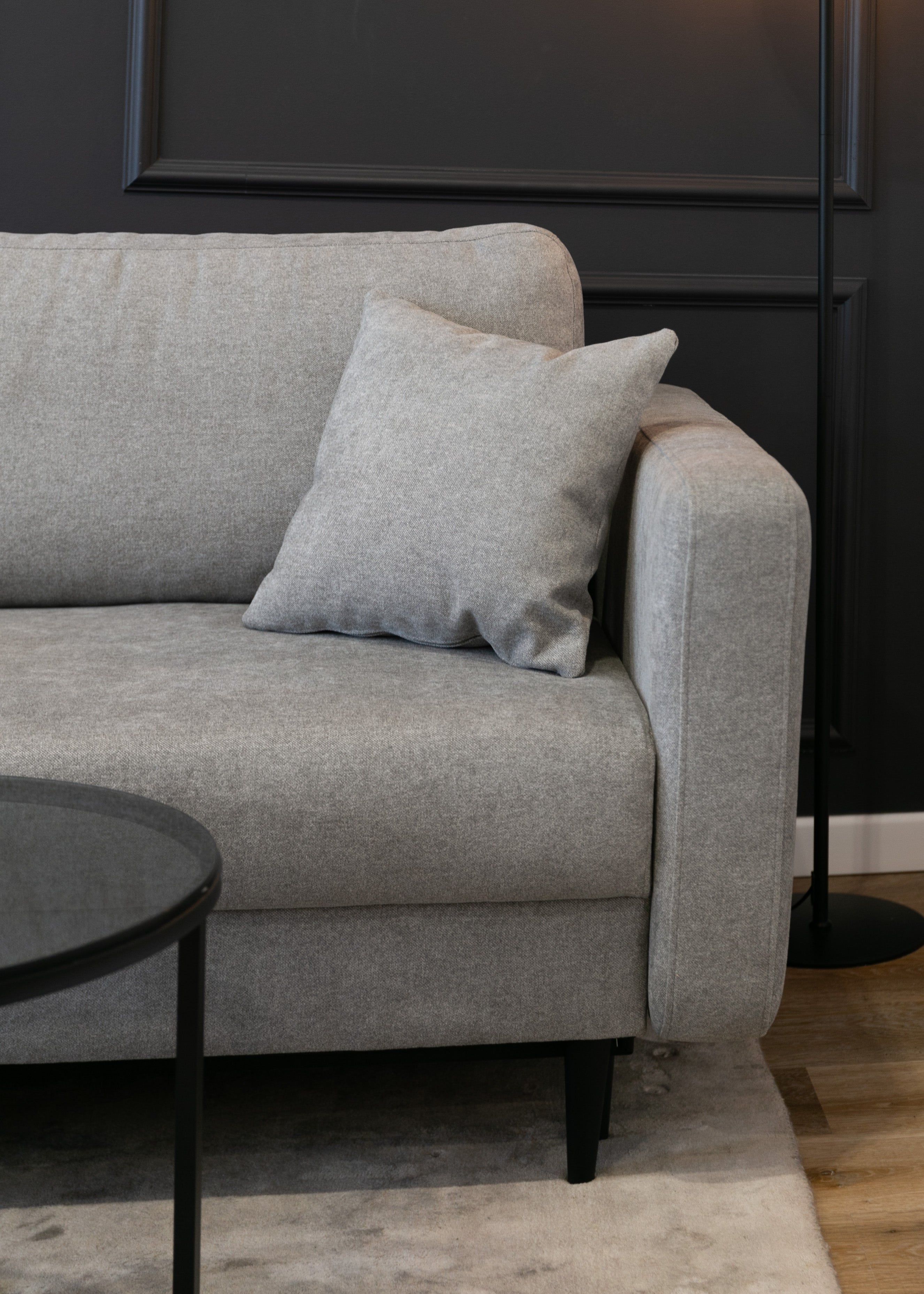 selsey-valico-ausziehbares-dreisitzer-sofa-grau-chenille-schwarze-beine image 6