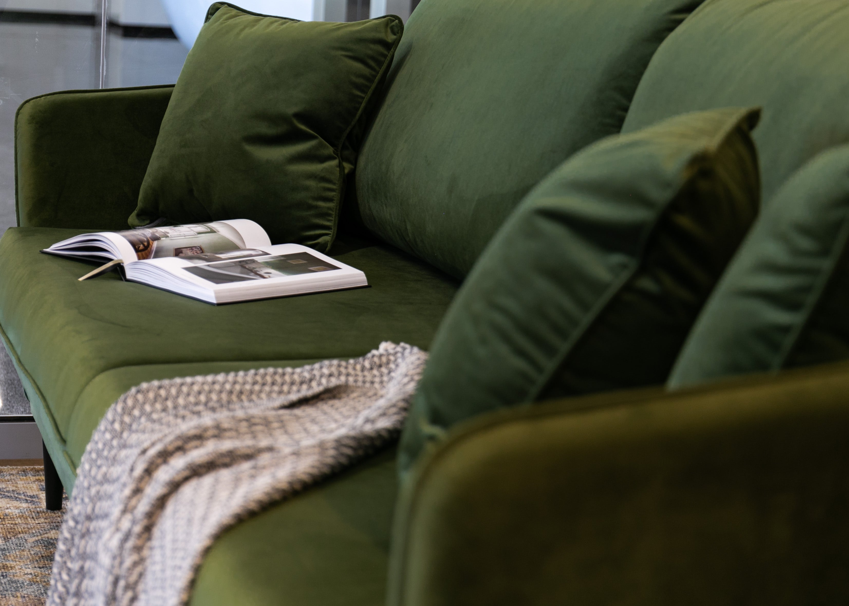 selsey-volio-dreisitziges-schlafsofa-olivgr-ner-samt-wasserabweisend-schwarze-be image 4