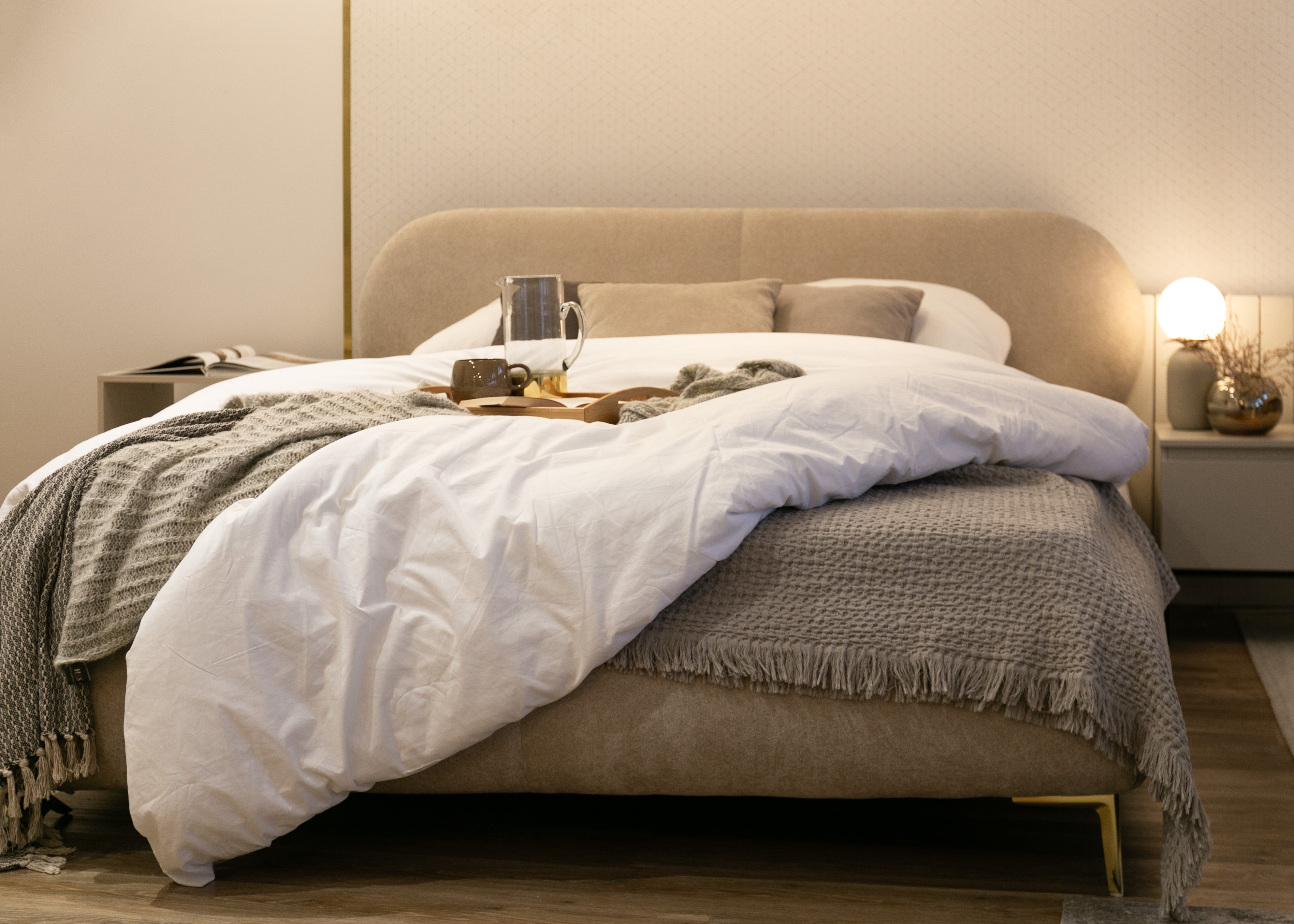 selsey-ovalle-polsterbett-140x200-cm-beige-chenille-mit-stauraum-goldene-beine image 2
