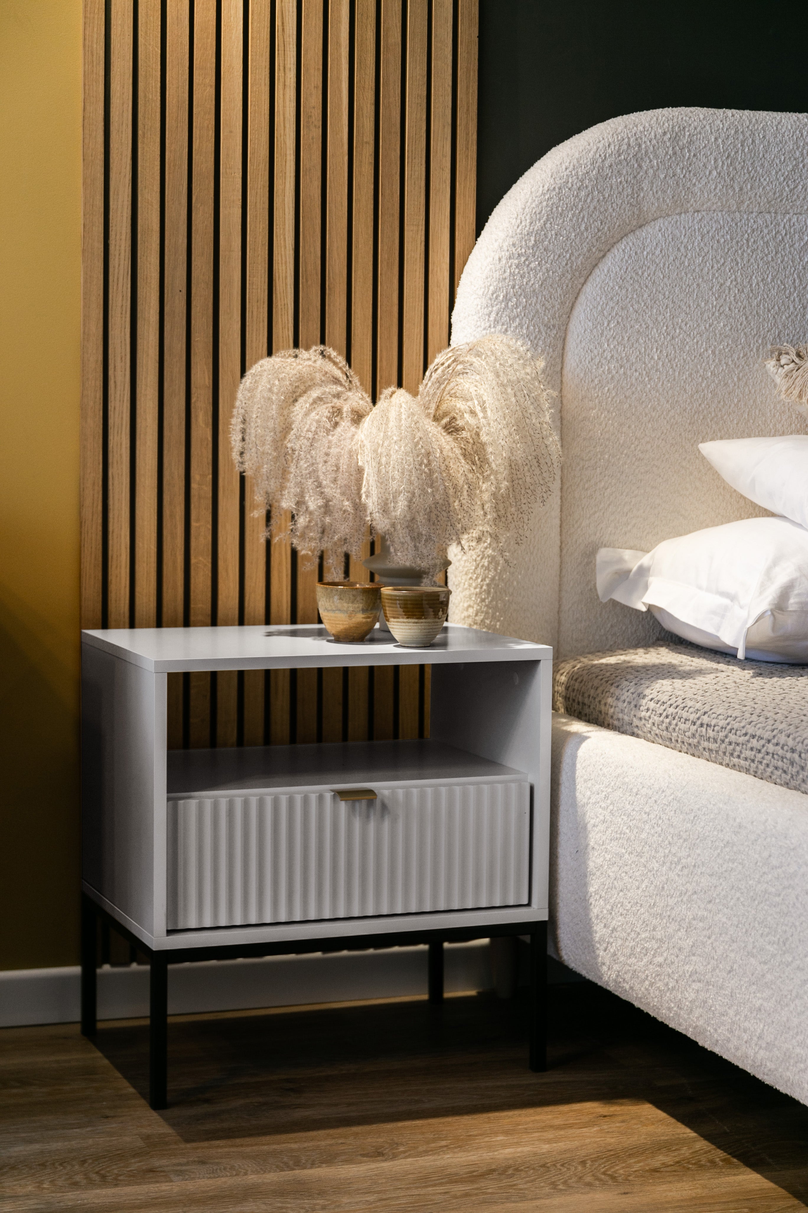 selsey-vellore-nachttisch-54-cm-grau-geriffelte-front-goldener-griff image 4