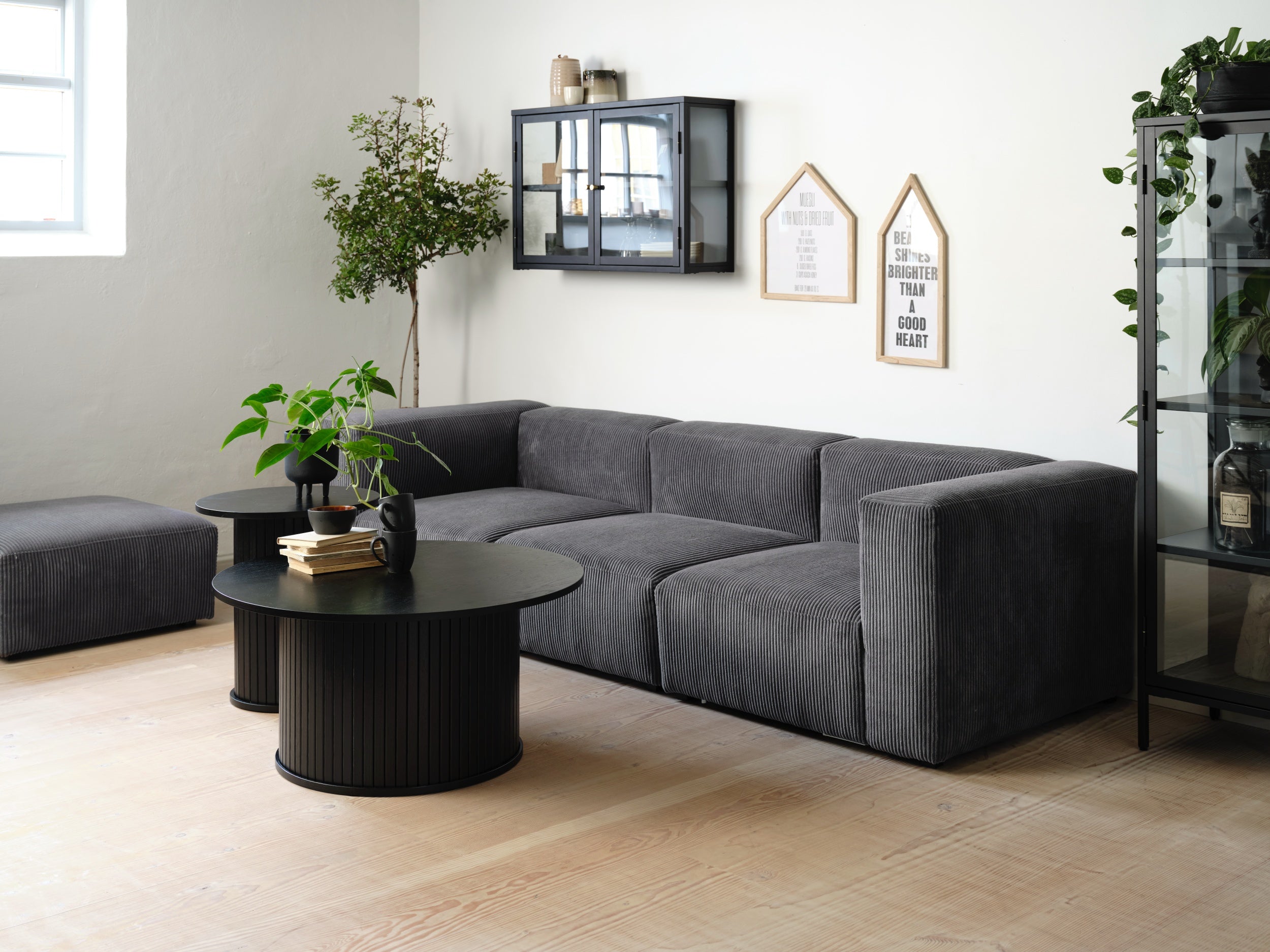 selsey-gativel-runder-holztisch-90-cm-mit-runder-basis-lamellen-eiche-schwarz image 2