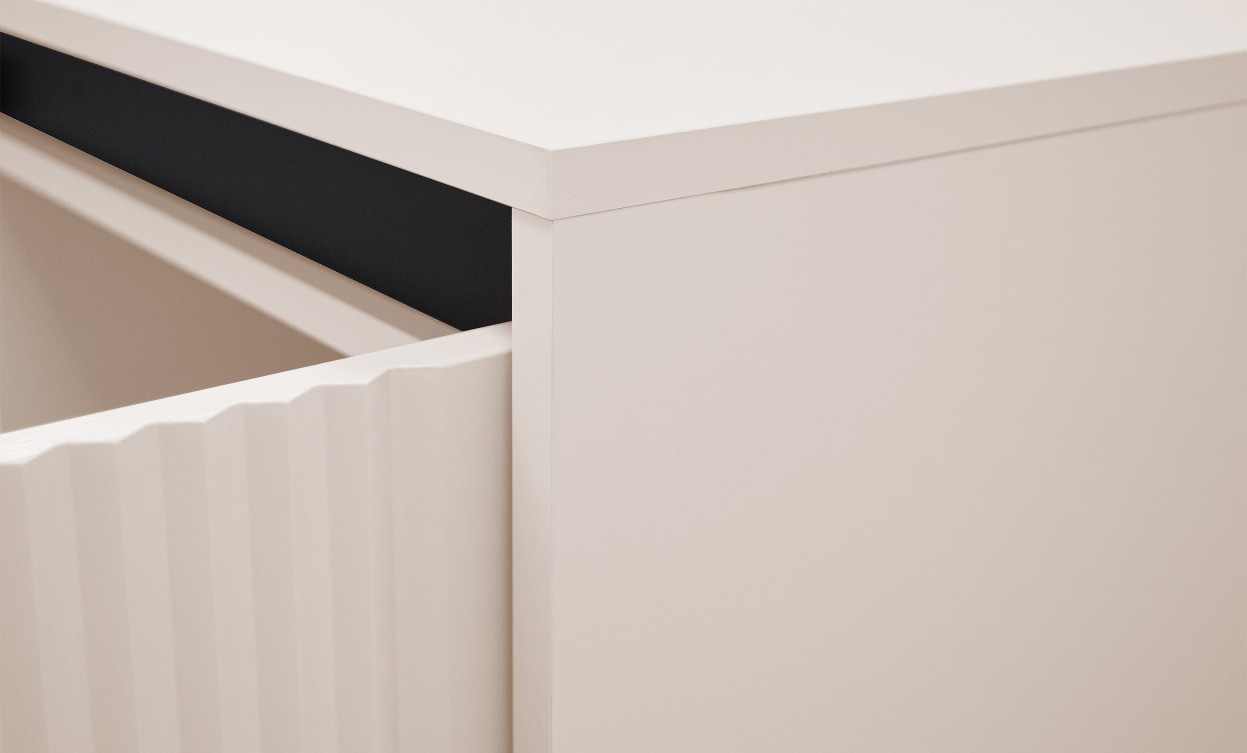 selsey-osaka-dreht-r-kommode-149-cm-sandbeige-mit-gerillten-fronten-auf-schwarze image 7