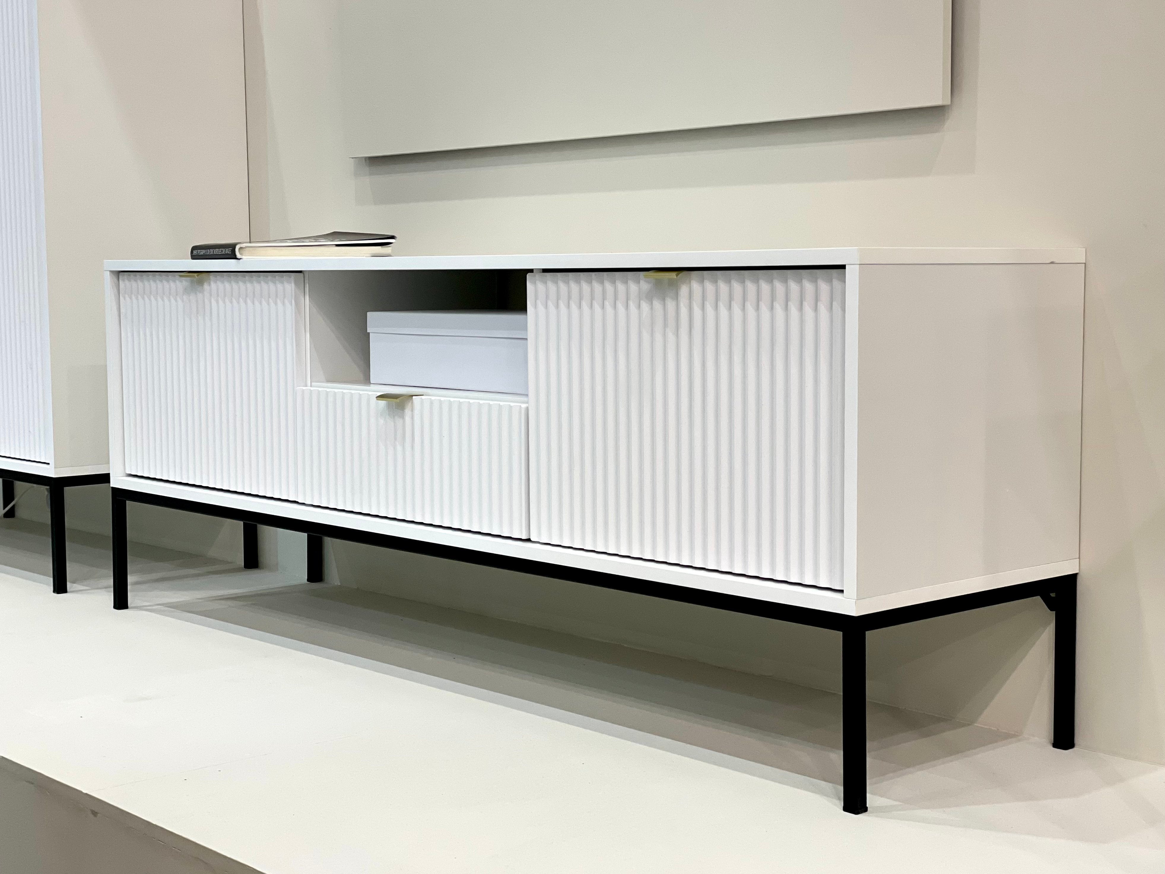 selsey-vellore-tv-schrank-154-cm-wei-mit-geriffelten-fronten-und-goldenen-griffe image 2