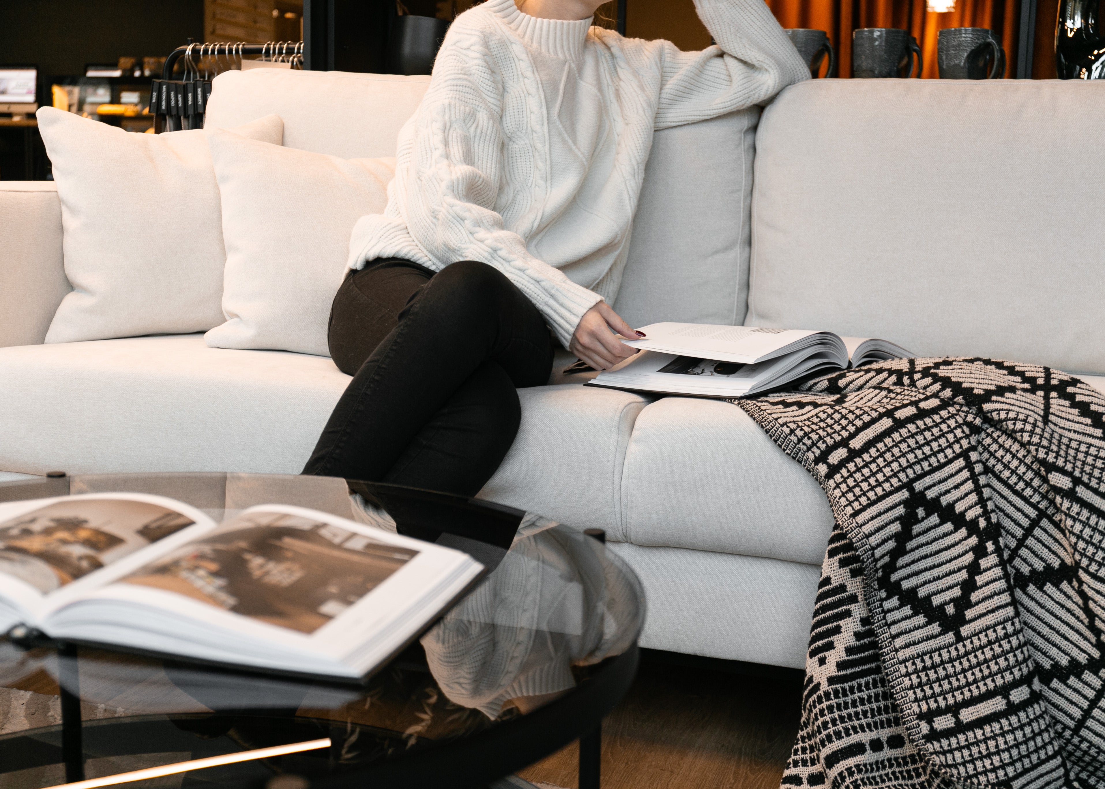 selsey-valico-dreisitziges-ausklapp-sofa-creme-chenille-schwarze-beine image 3
