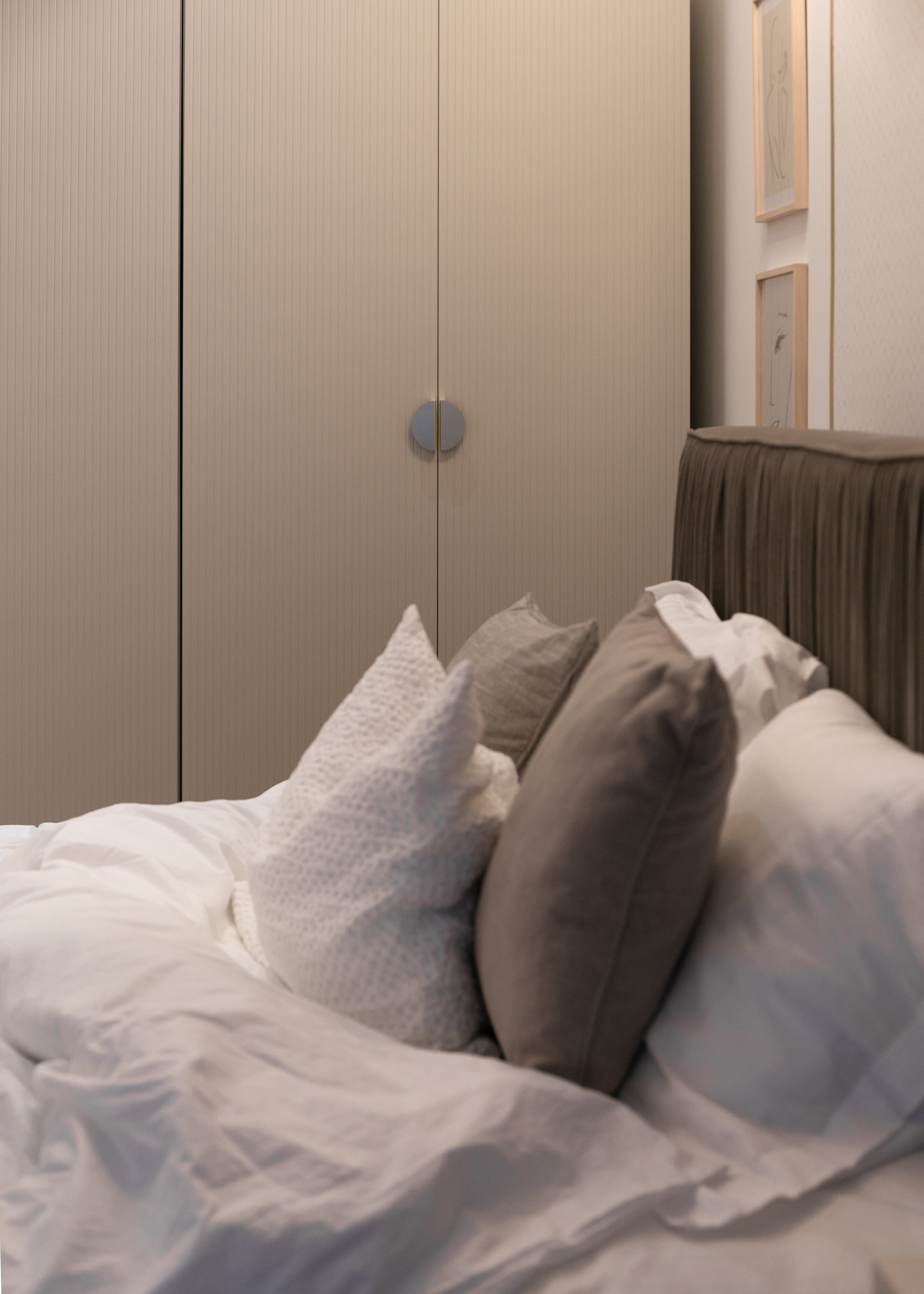 selsey-moonir-dreht-renschrank-150-cm-grau-beige-mit-kleiderstange-und-7-b-den image 7