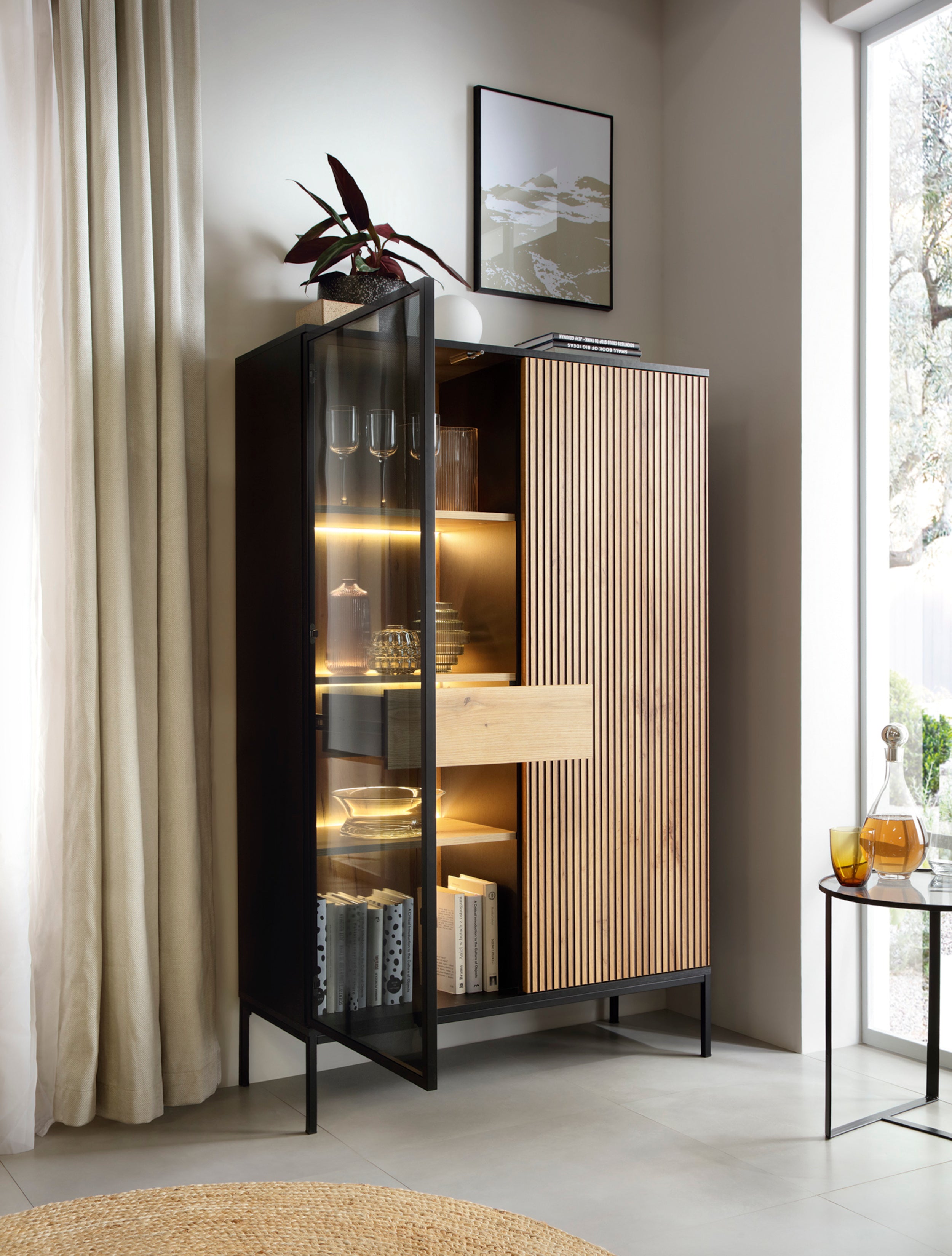 selsey-tosena-hohe-vitrine-104-cm-schwarz-wotan-eiche-mit-led image 3
