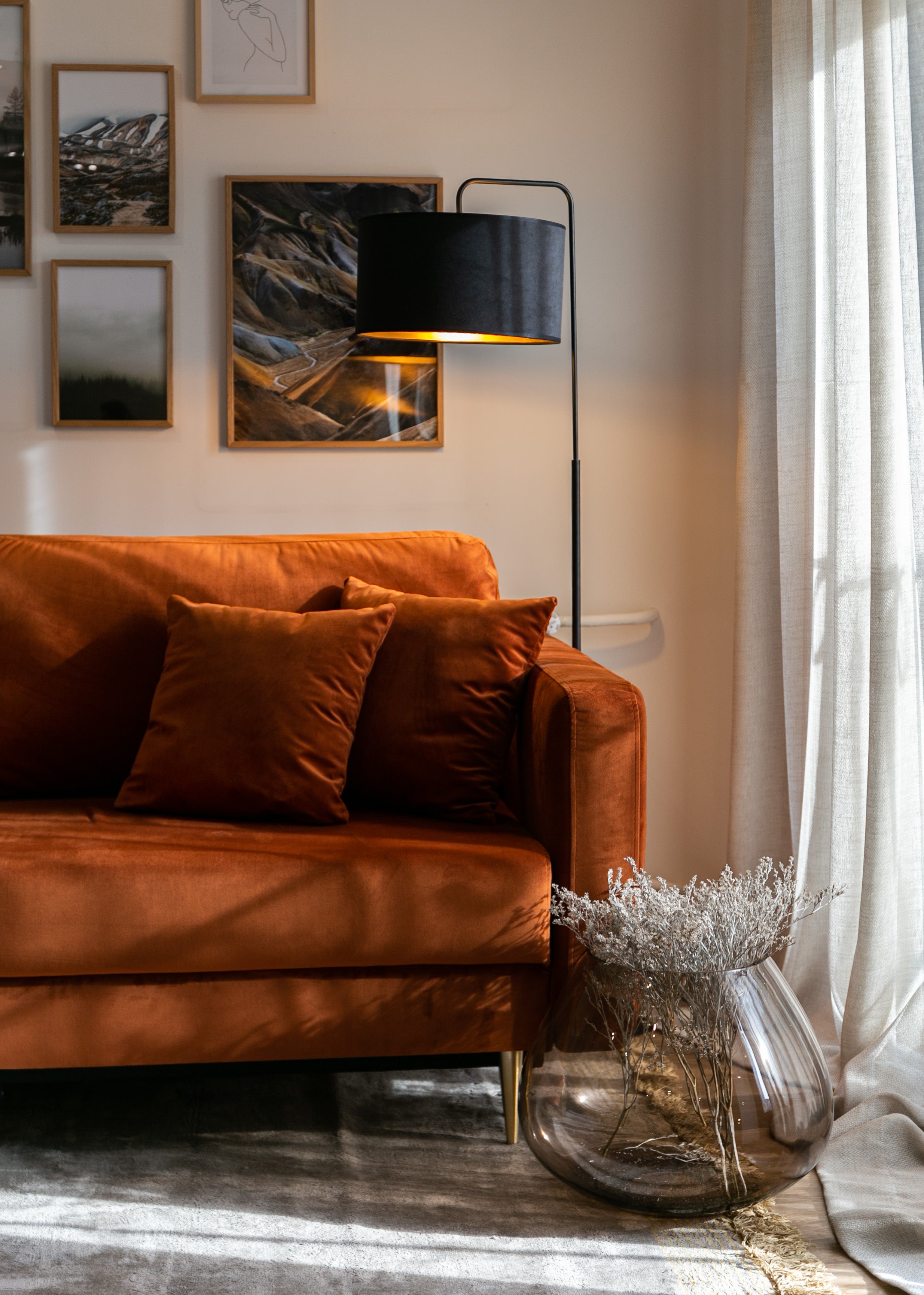 selsey-valico-dreisitziges-ausklappbares-sofa-kupferfarbener-samt-wasserabweisen image 4