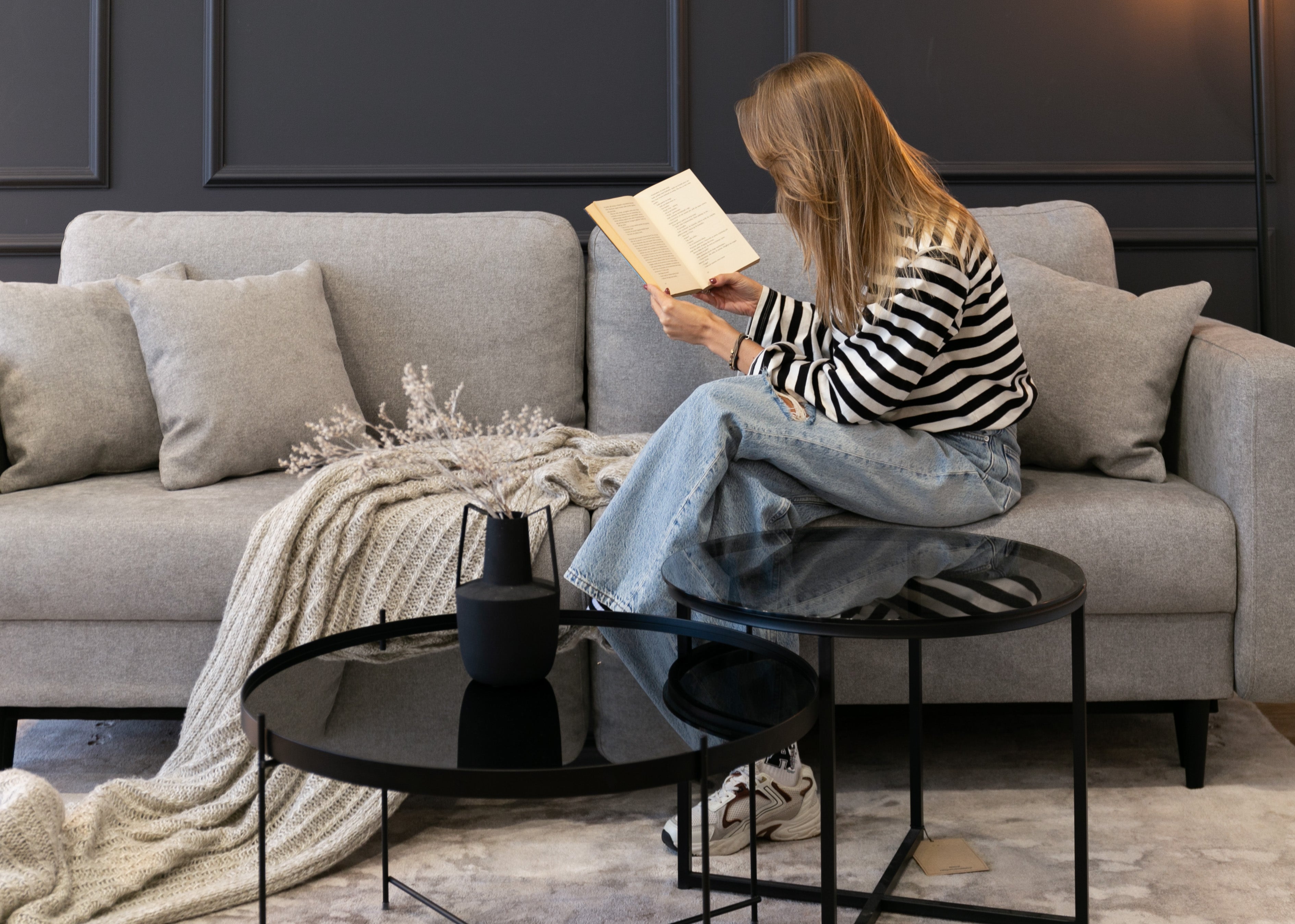 selsey-valico-ausziehbares-dreisitzer-sofa-grau-chenille-schwarze-beine image 4