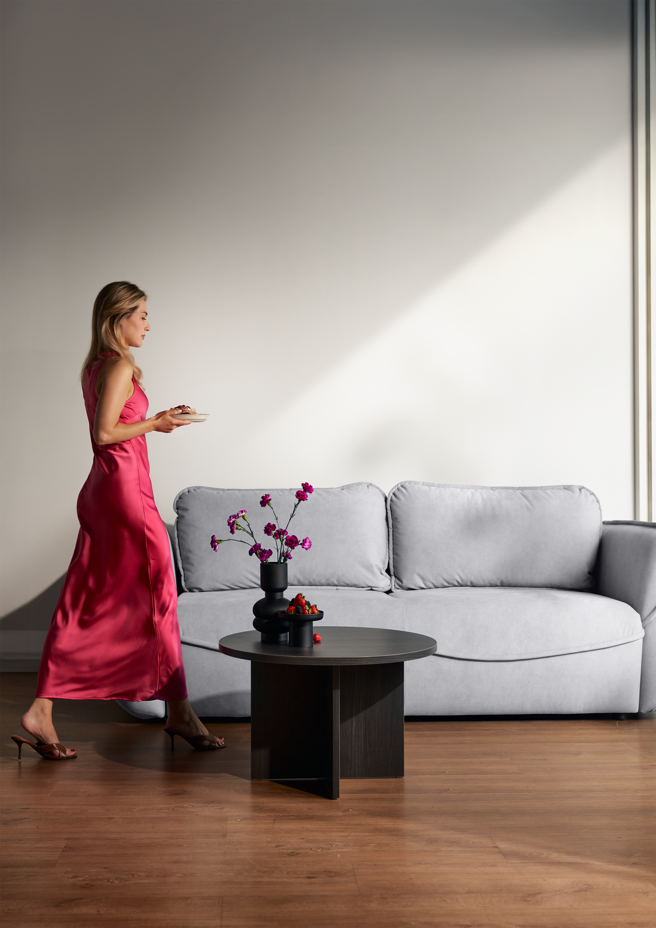 selsey-cutie-dreisitziges-schlafsofa-mit-stauraum-hellgrauer-samtstoff image 4