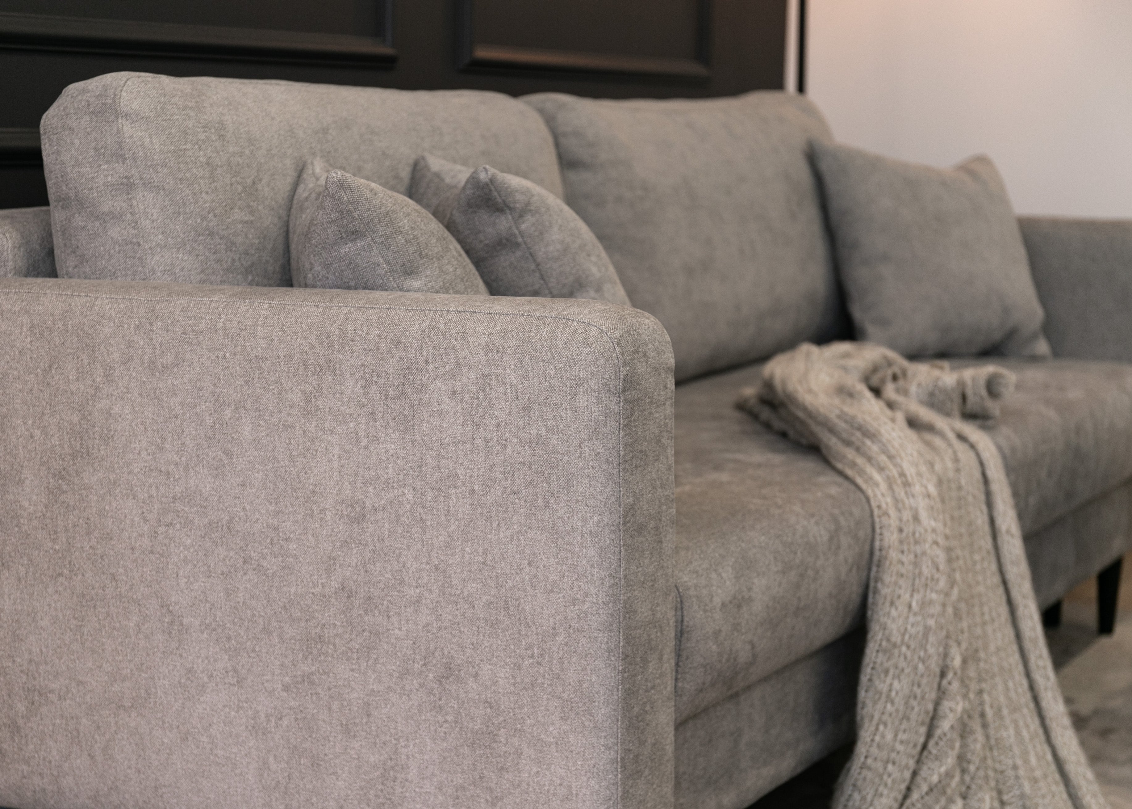 selsey-valico-ausziehbares-dreisitzer-sofa-grau-chenille-schwarze-beine image 5