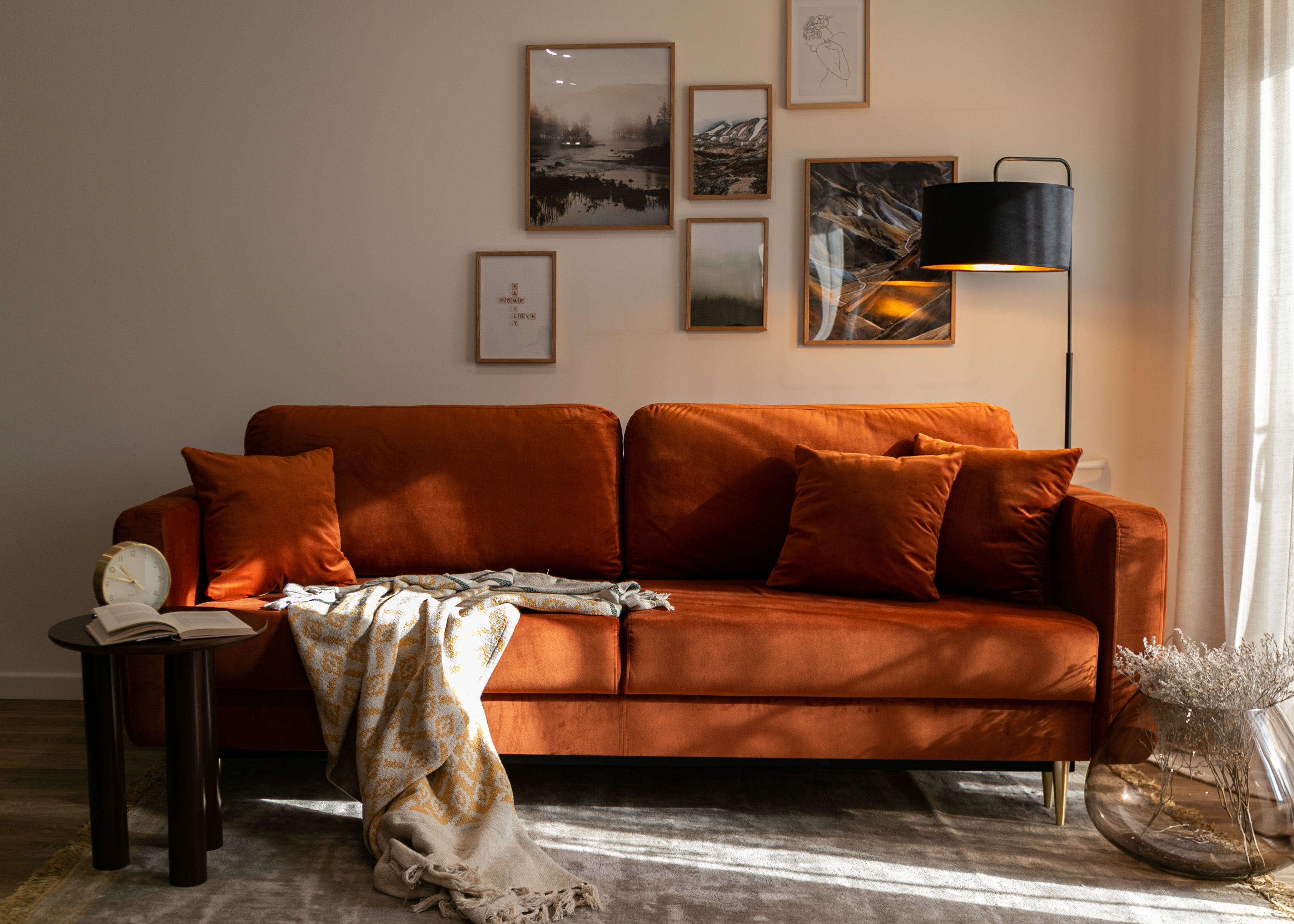 selsey-valico-dreisitziges-ausklappbares-sofa-kupferfarbener-samt-wasserabweisen image 2