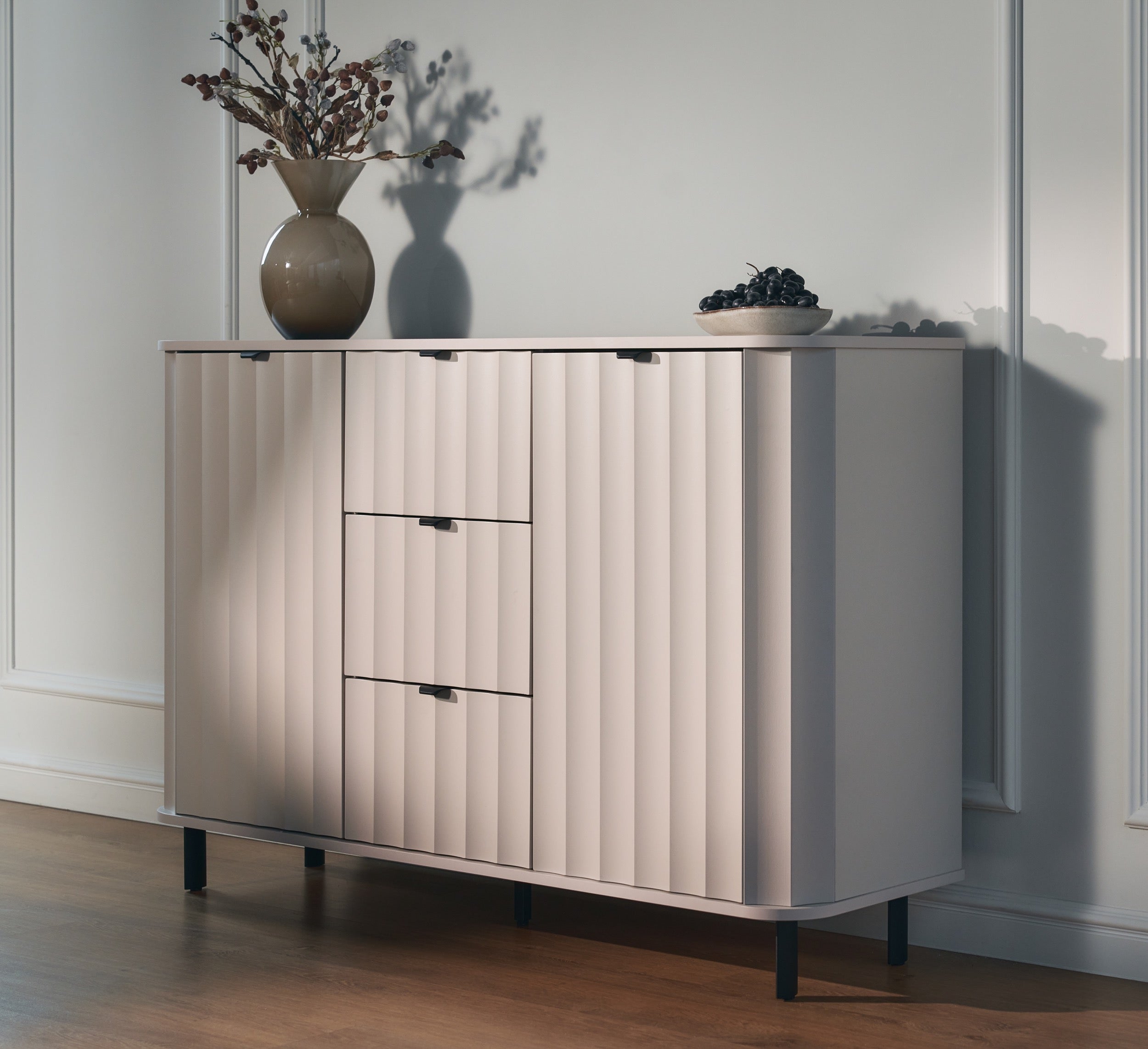 selsey-novado-zweit-rige-kommode-137-cm-kaschmir-mit-drei-schubladen image 2