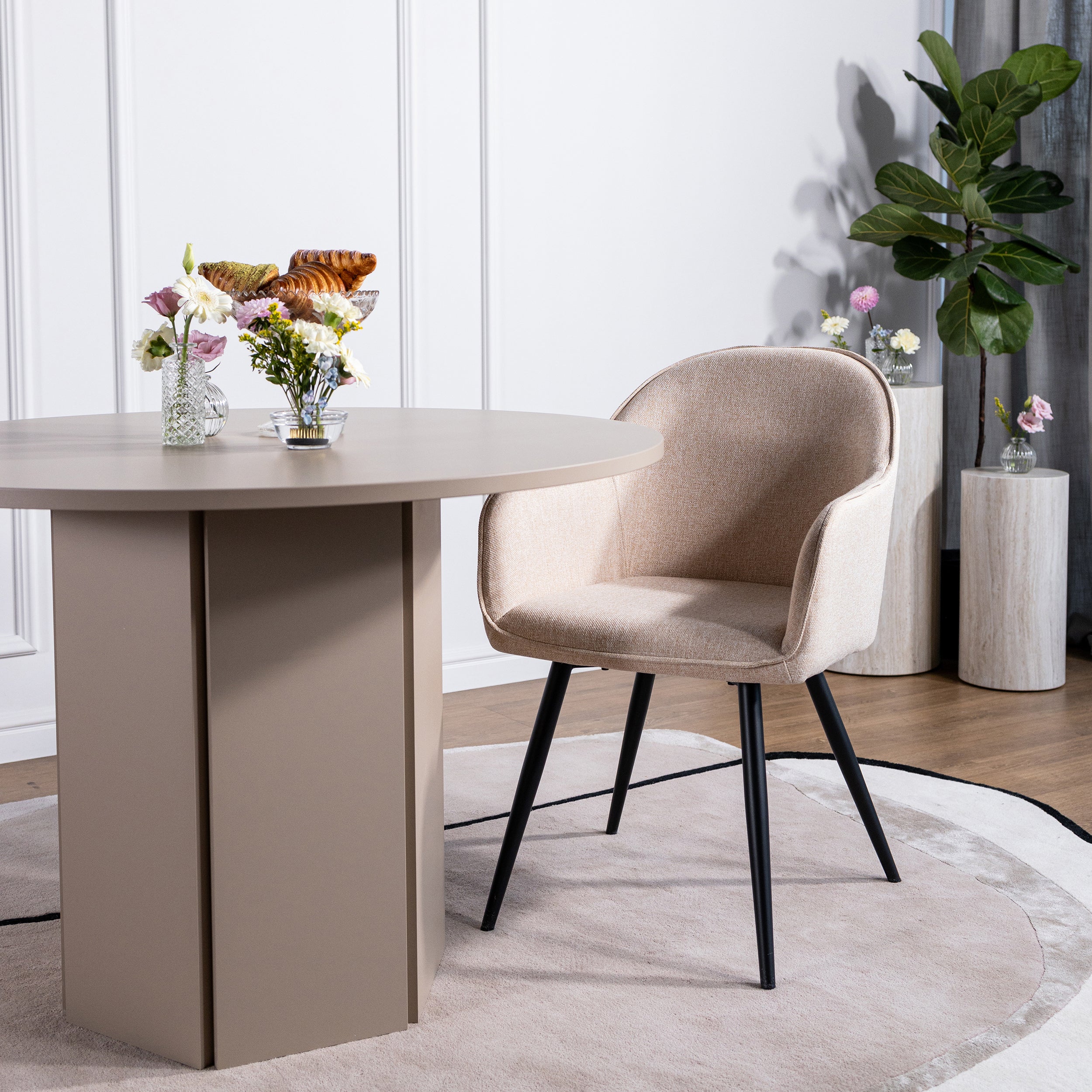 selsey-bill-stuhl-mit-armlehnen-beige-auf-schwarzen-stahlbeinen image 2