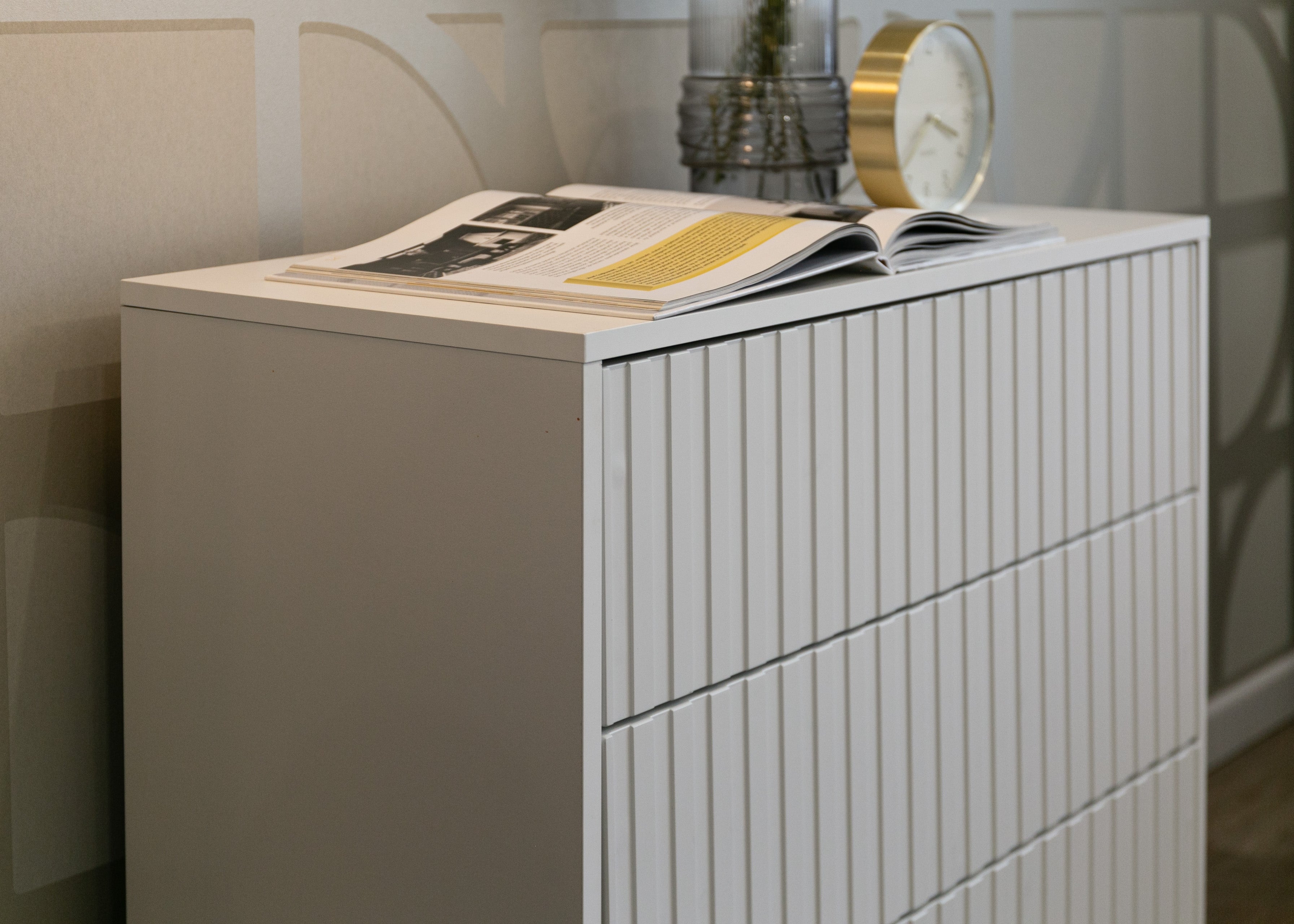 selsey-bello-kommode-mit-drei-schubladen-79-cm-wei-mit-goldenen-beinen image 4