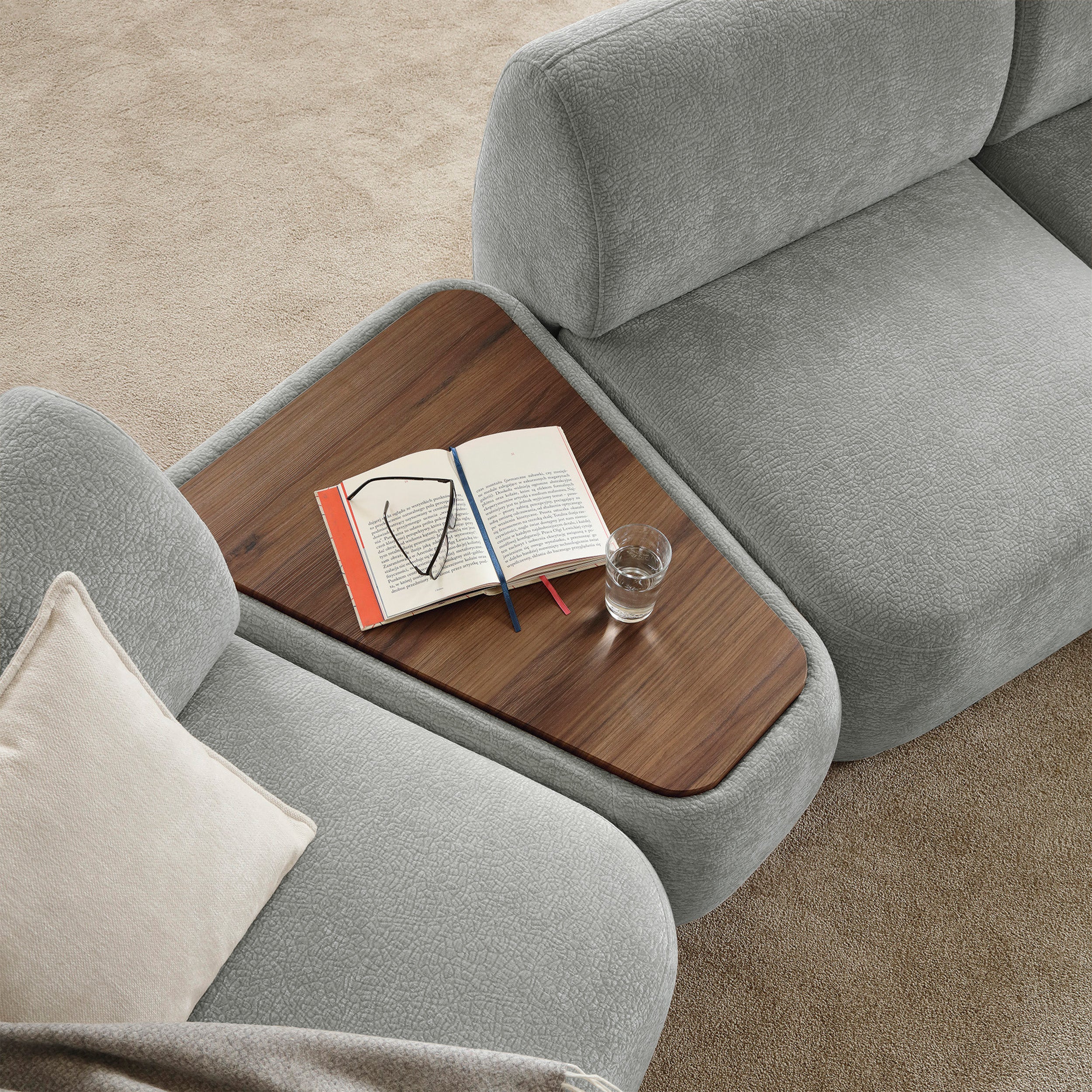 selsey-bommo-modulares-dreieckiges-pouf-mit-tischplatte-grauer-chenille image 2