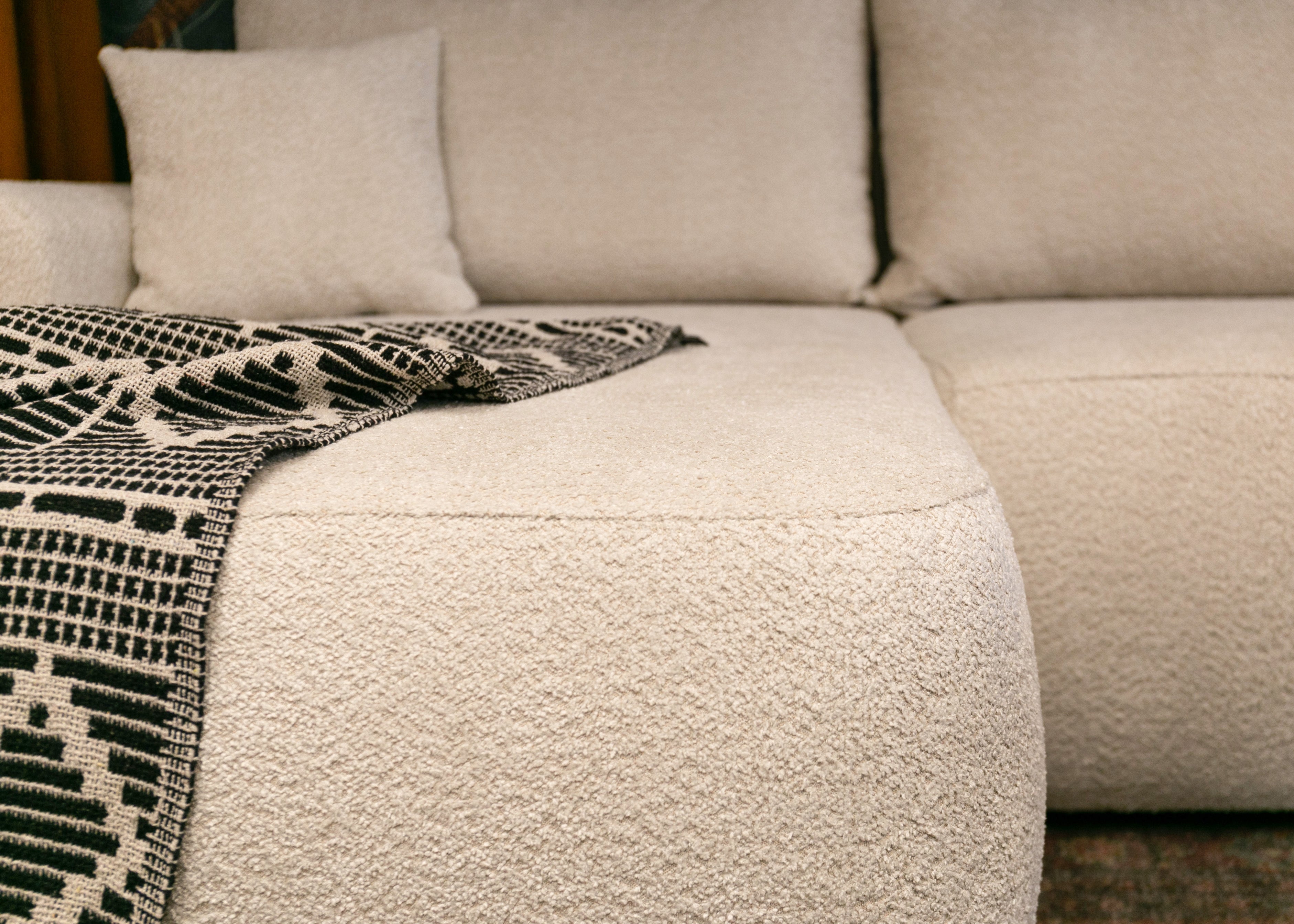 selsey-ovo-ecksofa-u-mit-schlaffunktion-und-stauraum-beige-boucl image 3