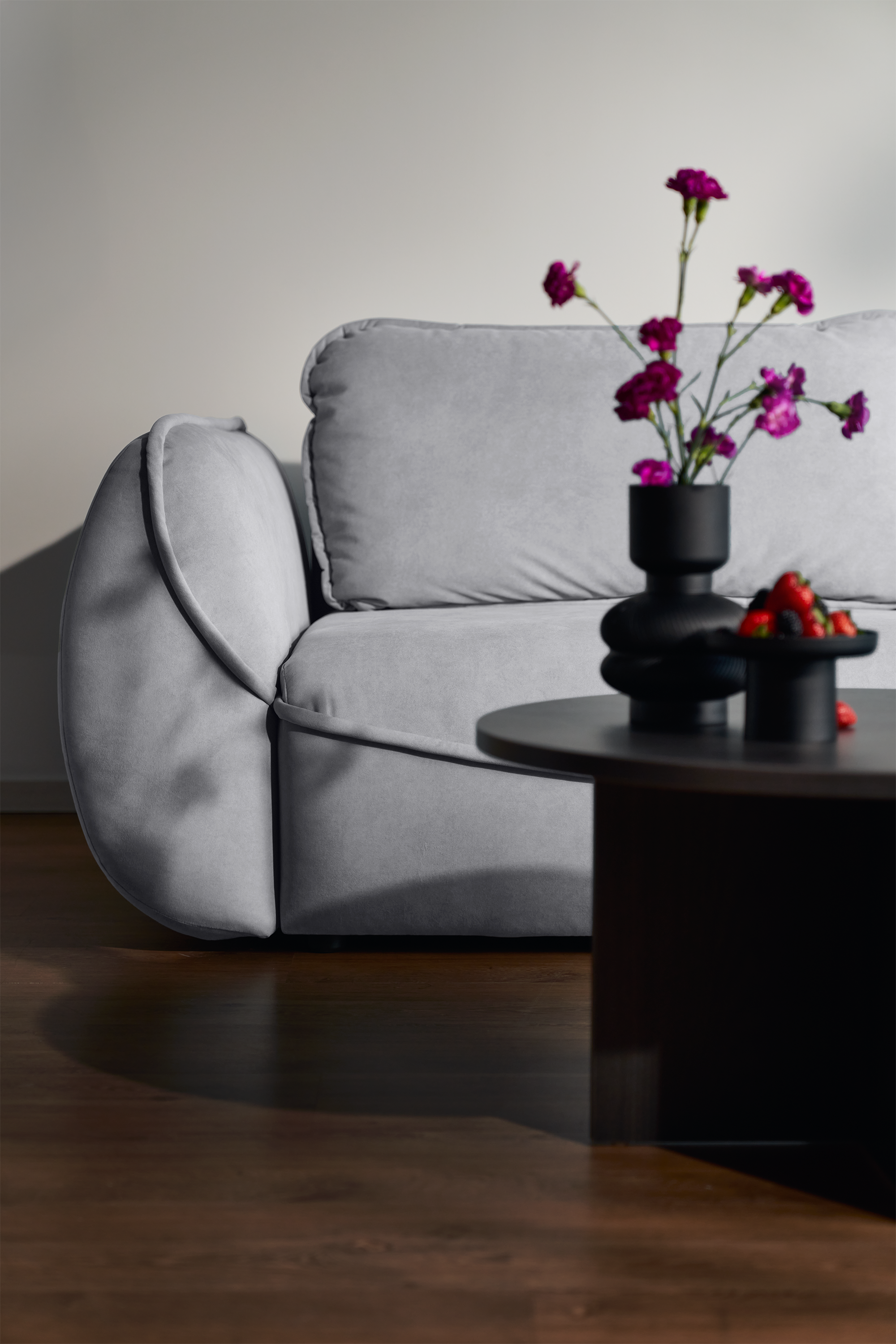 selsey-cutie-dreisitziges-schlafsofa-mit-stauraum-hellgrauer-samtstoff image 3