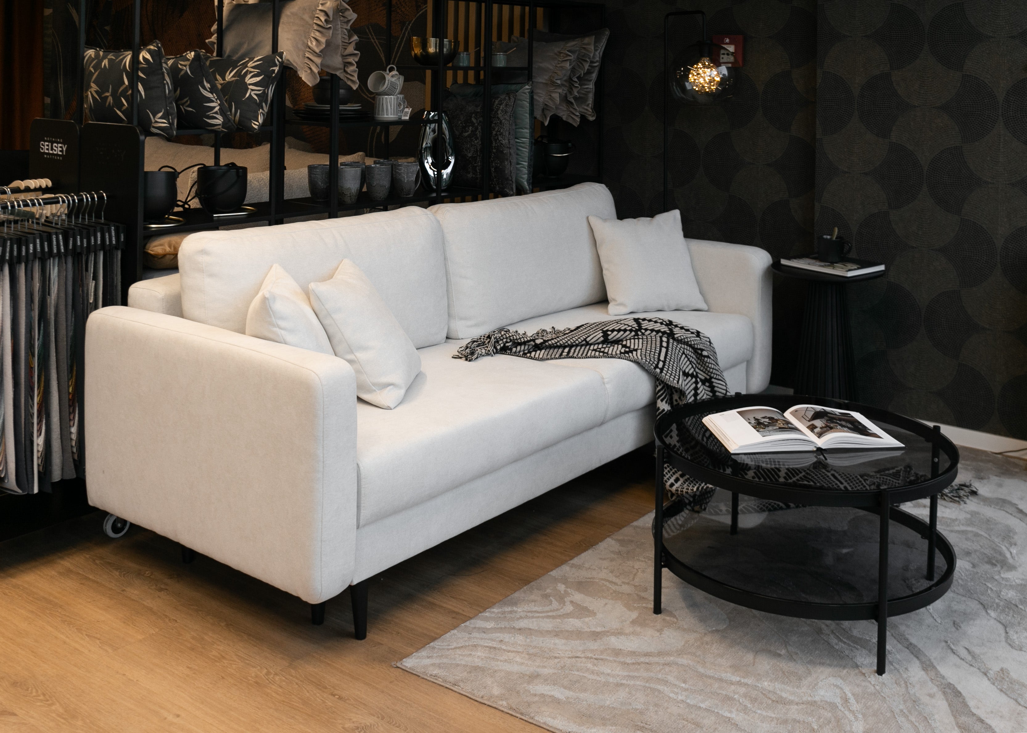 selsey-valico-dreisitziges-ausklapp-sofa-creme-chenille-schwarze-beine image 6