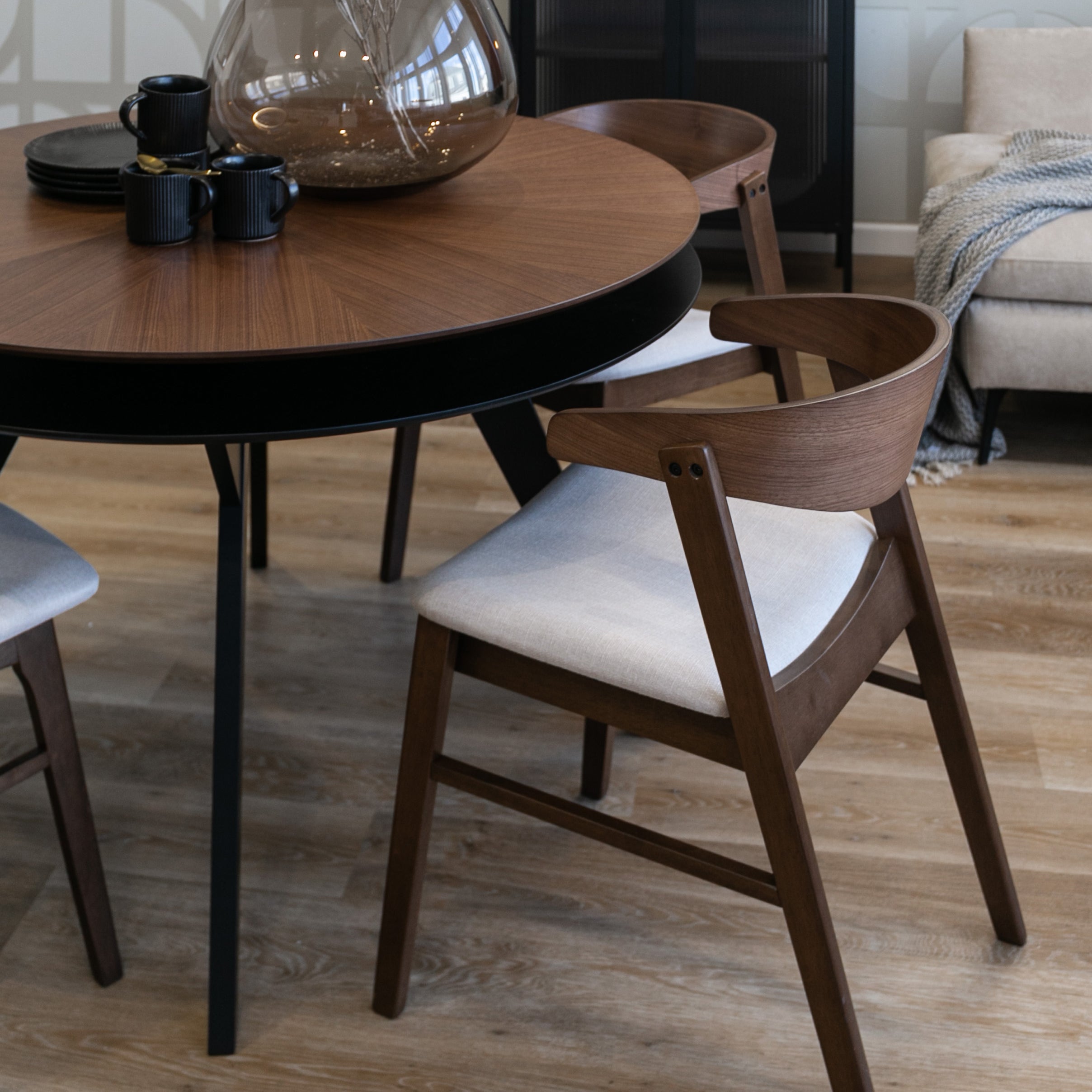 selsey-panize-holzstuhl-nussbaum-beige image 2