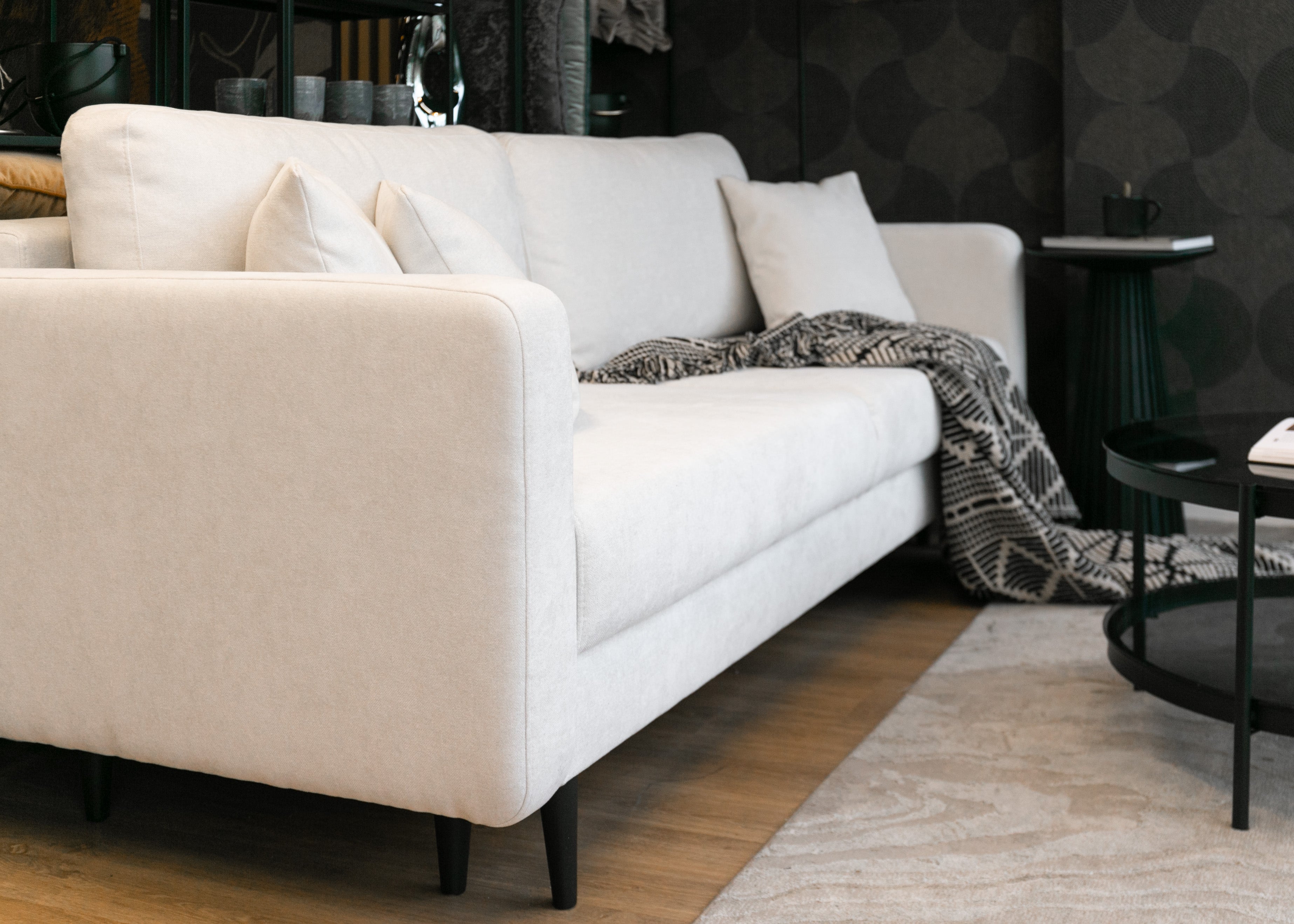 selsey-valico-dreisitziges-ausklapp-sofa-creme-chenille-schwarze-beine image 4