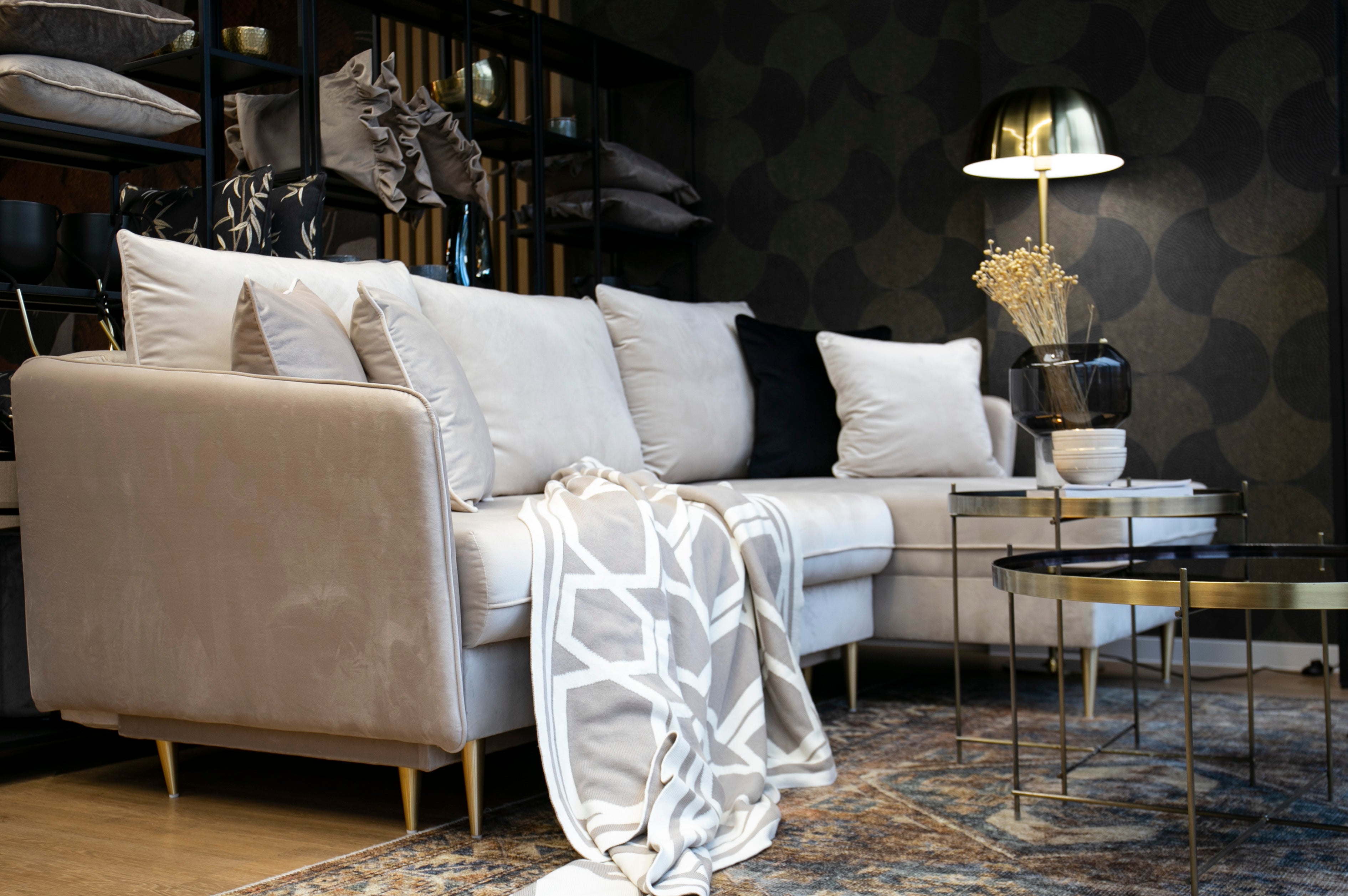 selsey-volio-ecksofa-mit-schlaffunktion-beiger-wasserabweisender-samt-goldene-be image 2