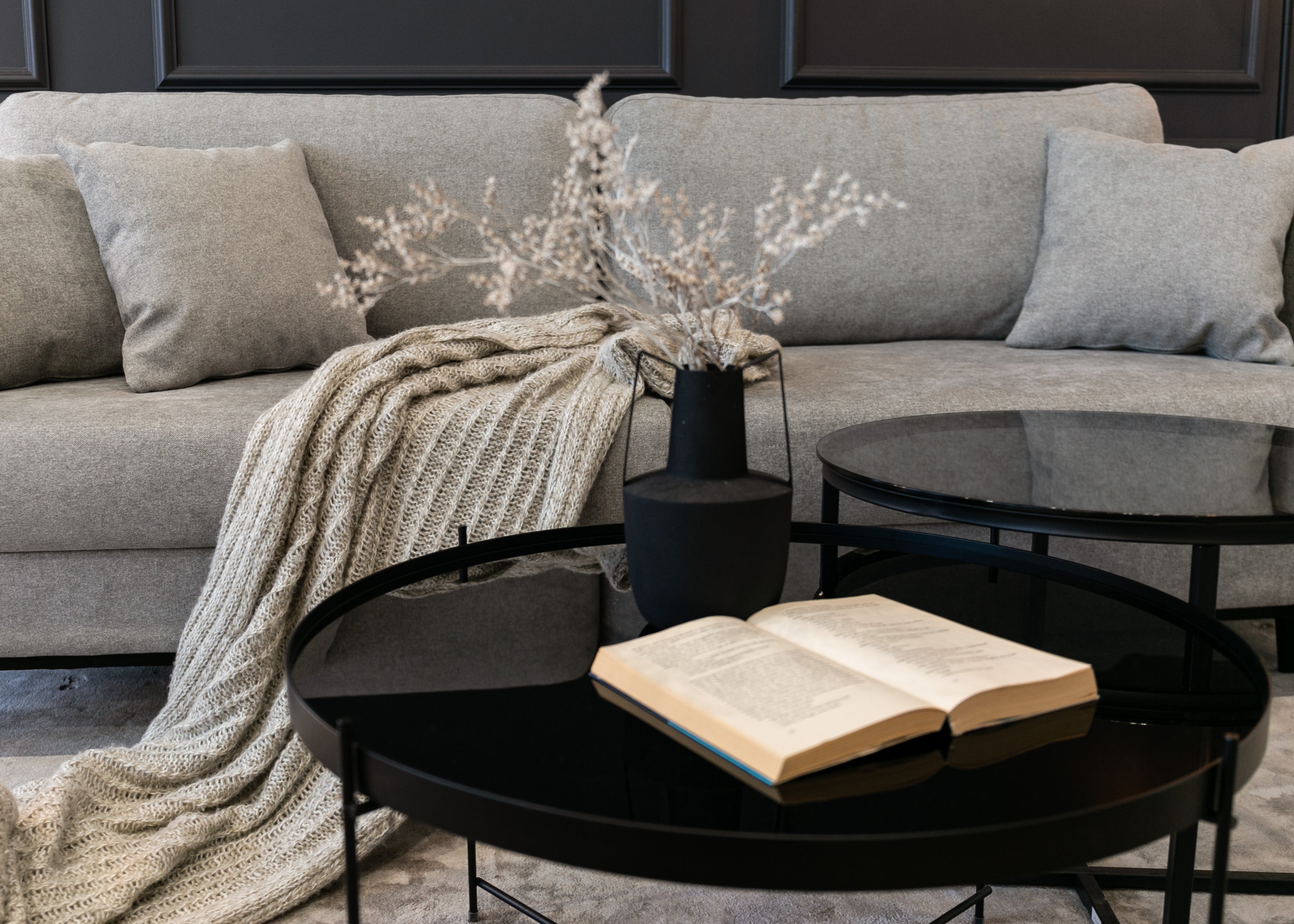 selsey-valico-ausziehbares-dreisitzer-sofa-grau-chenille-schwarze-beine image 3