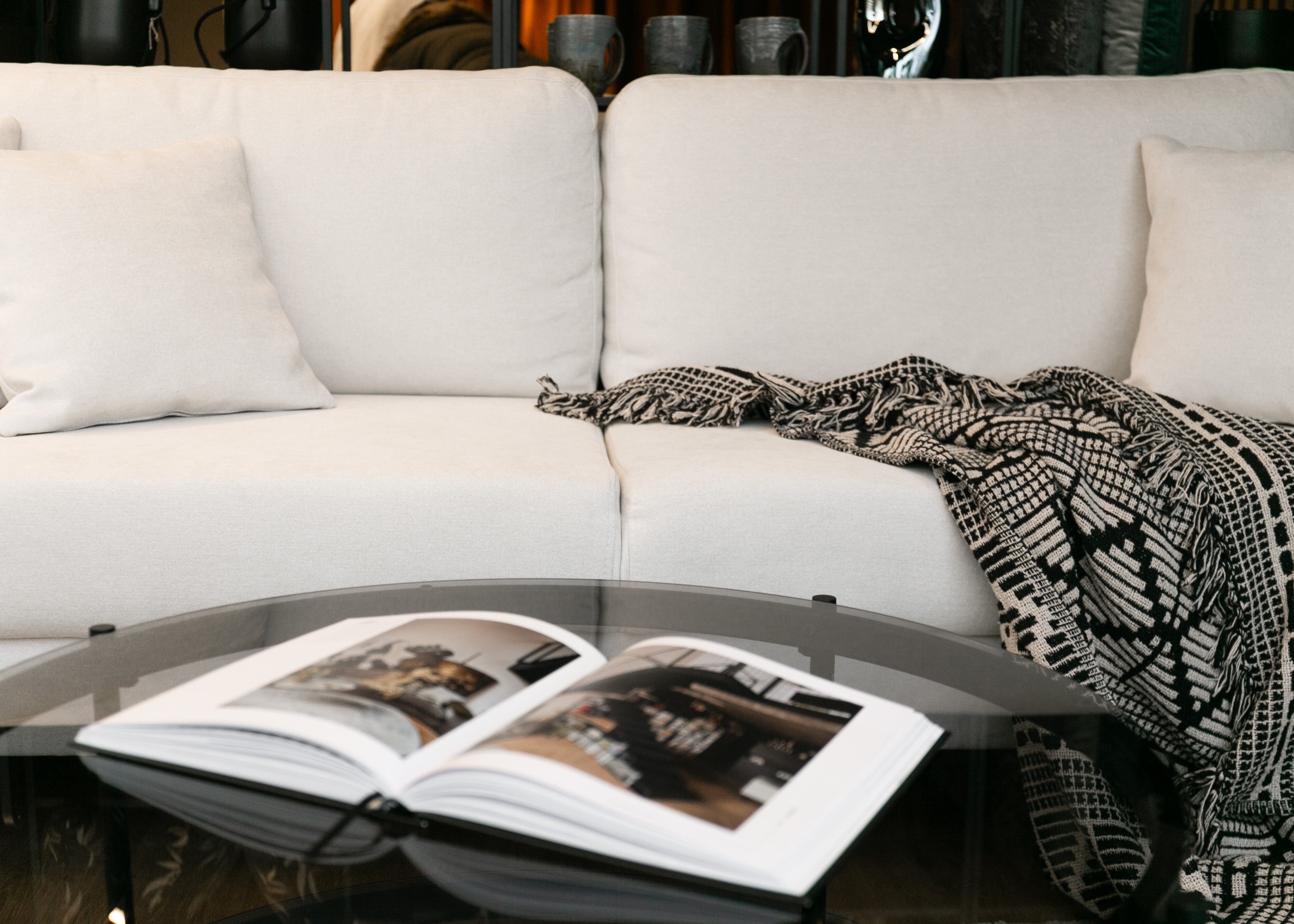 selsey-valico-dreisitziges-ausklapp-sofa-creme-chenille-schwarze-beine image 5
