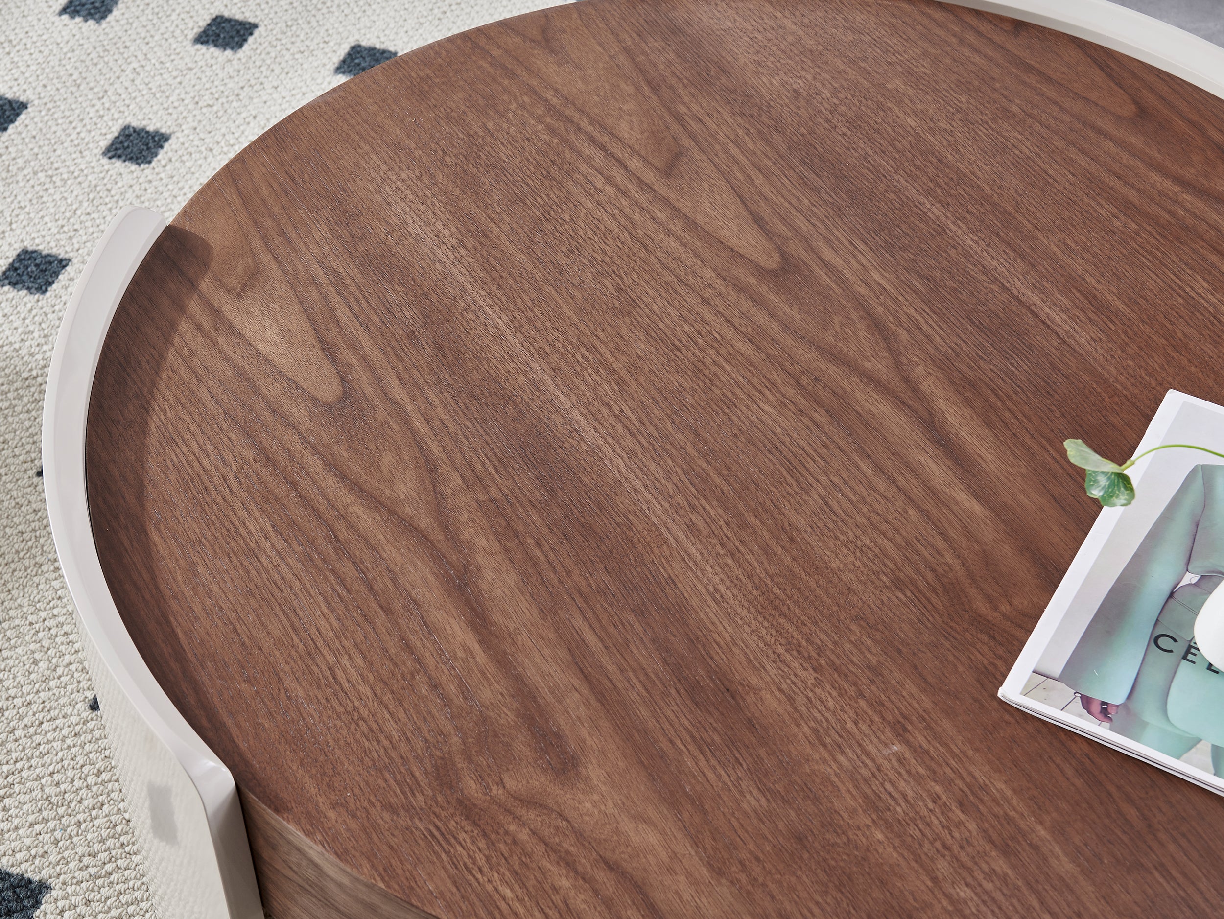 selsey-teralle-couchtisch-rund-90-cm-nussbaum-hochglanz-auf-beiger-basis image 4