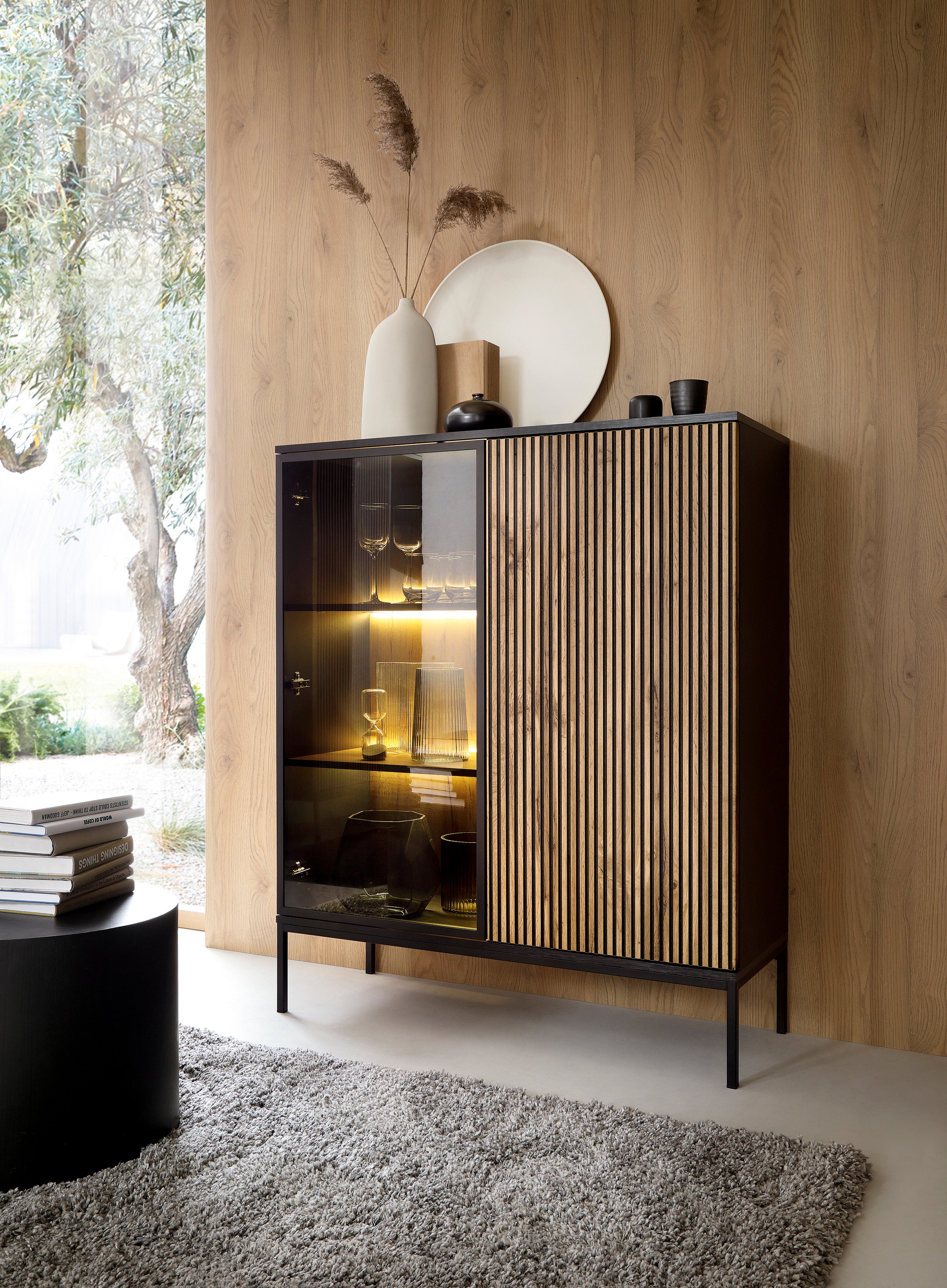 selsey-tosena-vitrine-mit-2-t-ren-und-led-beleuchtung-104-cm-schwarz-wotan-eiche image 2
