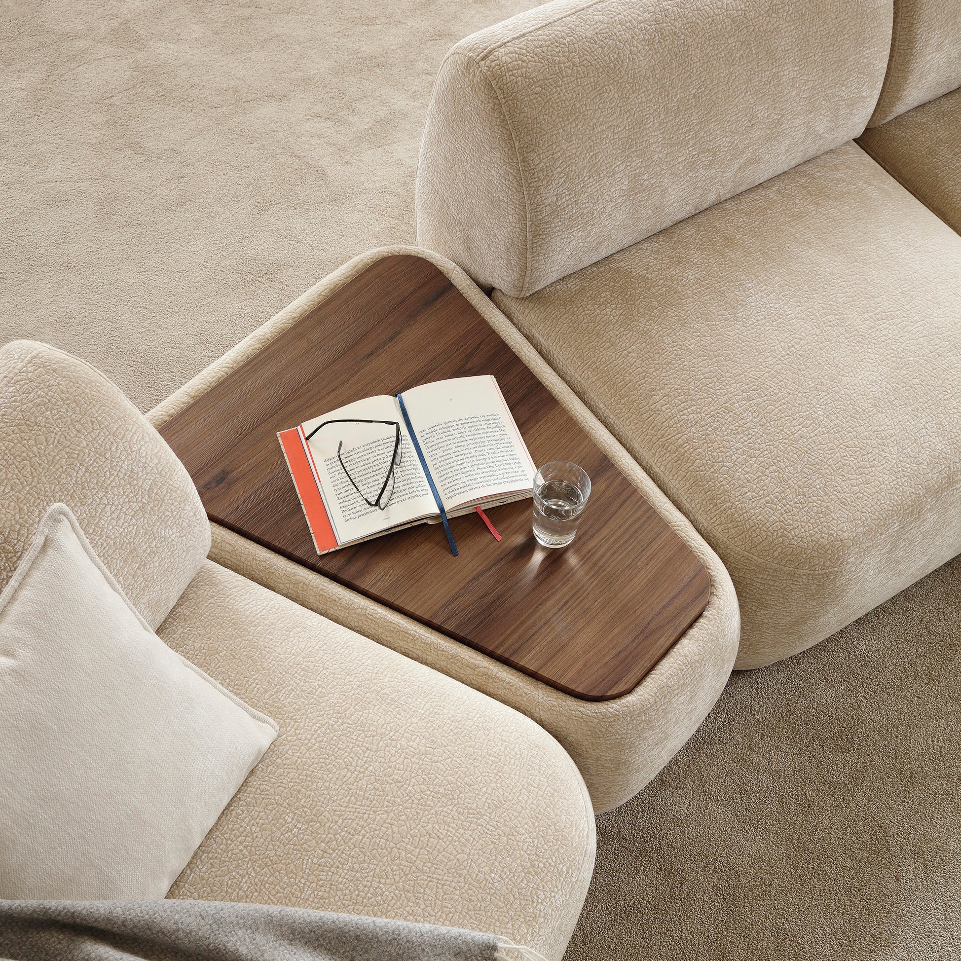 selsey-bommo-modulares-dreieckiges-hocker-element-mit-platte-beige-chenille image 2