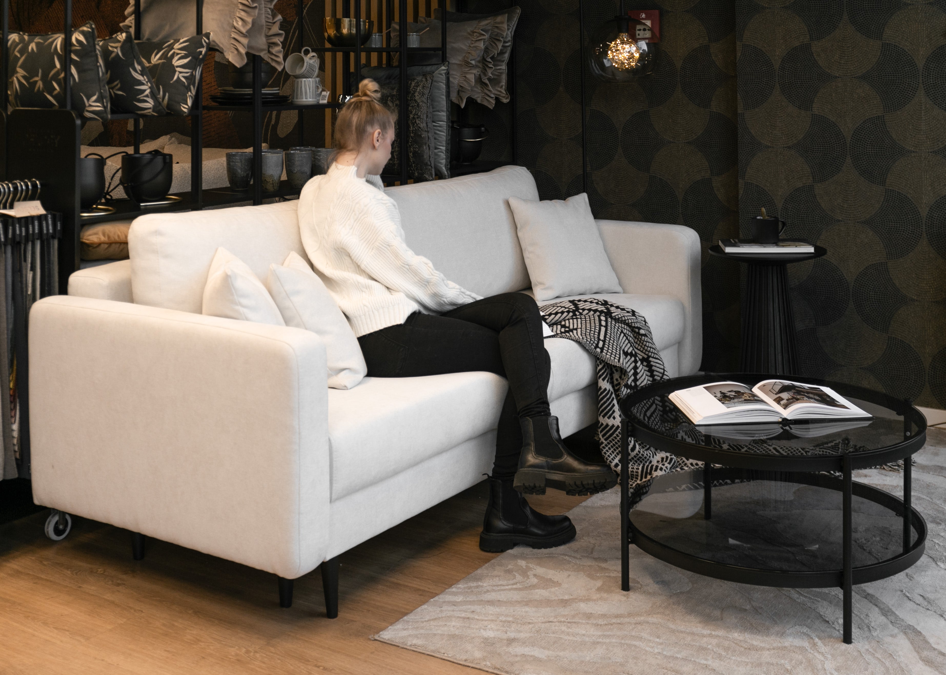 selsey-valico-dreisitziges-ausklapp-sofa-creme-chenille-schwarze-beine image 2