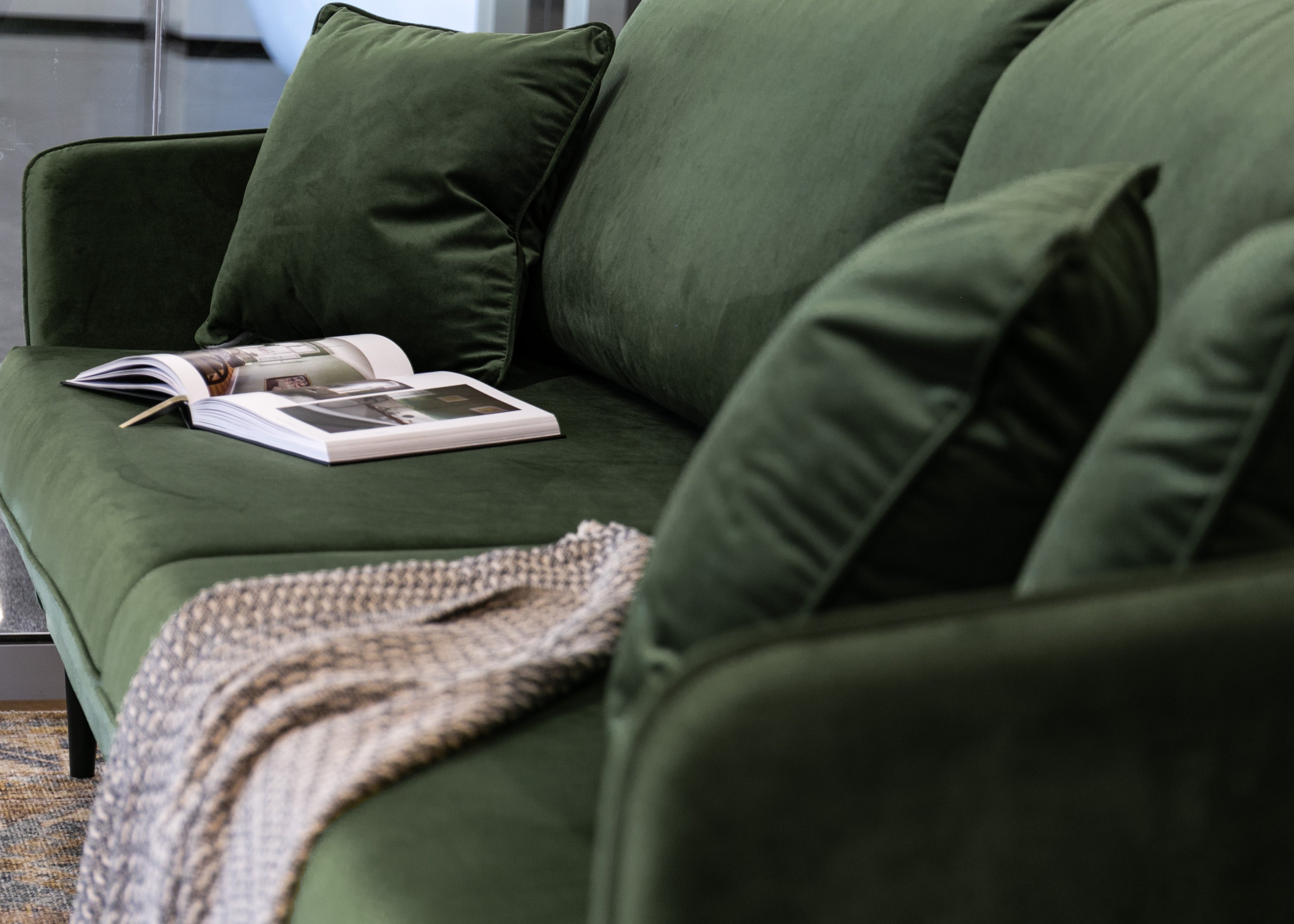 selsey-volio-3-sitzer-sofa-salbeigr-n-samt-wasserabweisend-schwarze-beine image 3