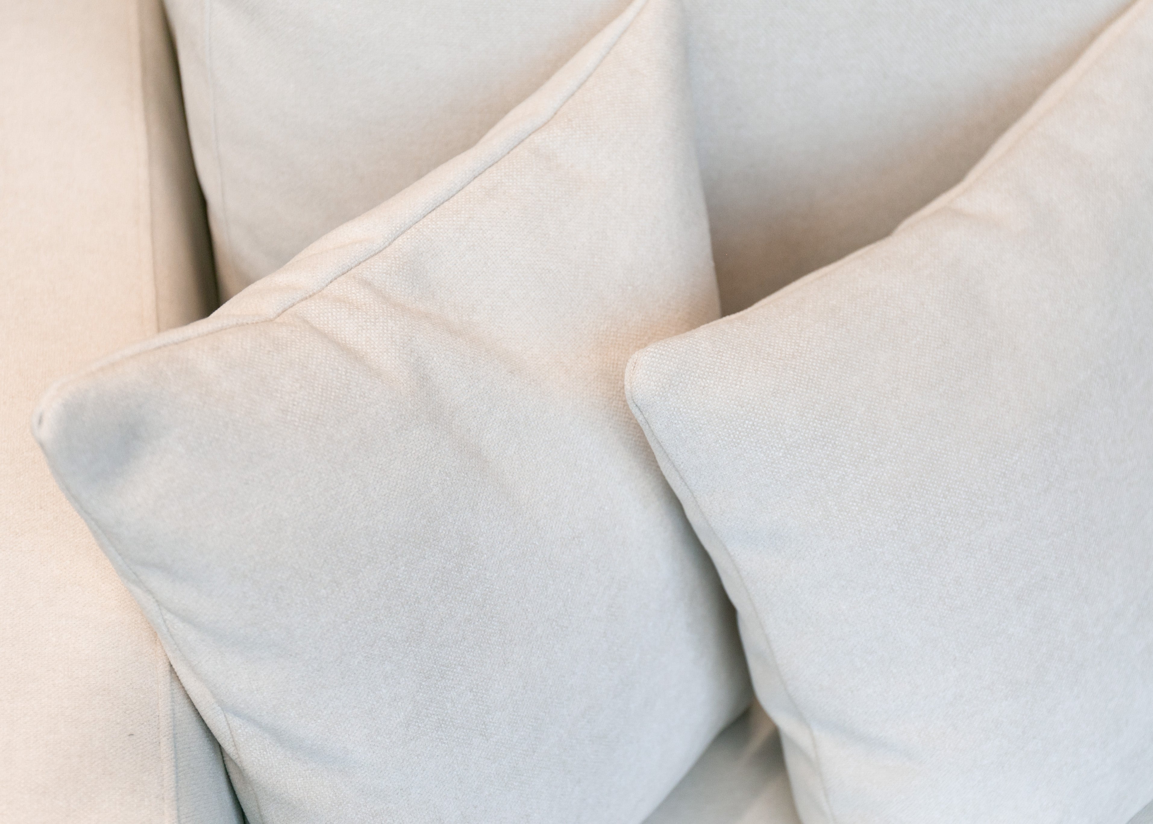 selsey-valico-dreisitziges-ausklapp-sofa-creme-chenille-schwarze-beine image 8