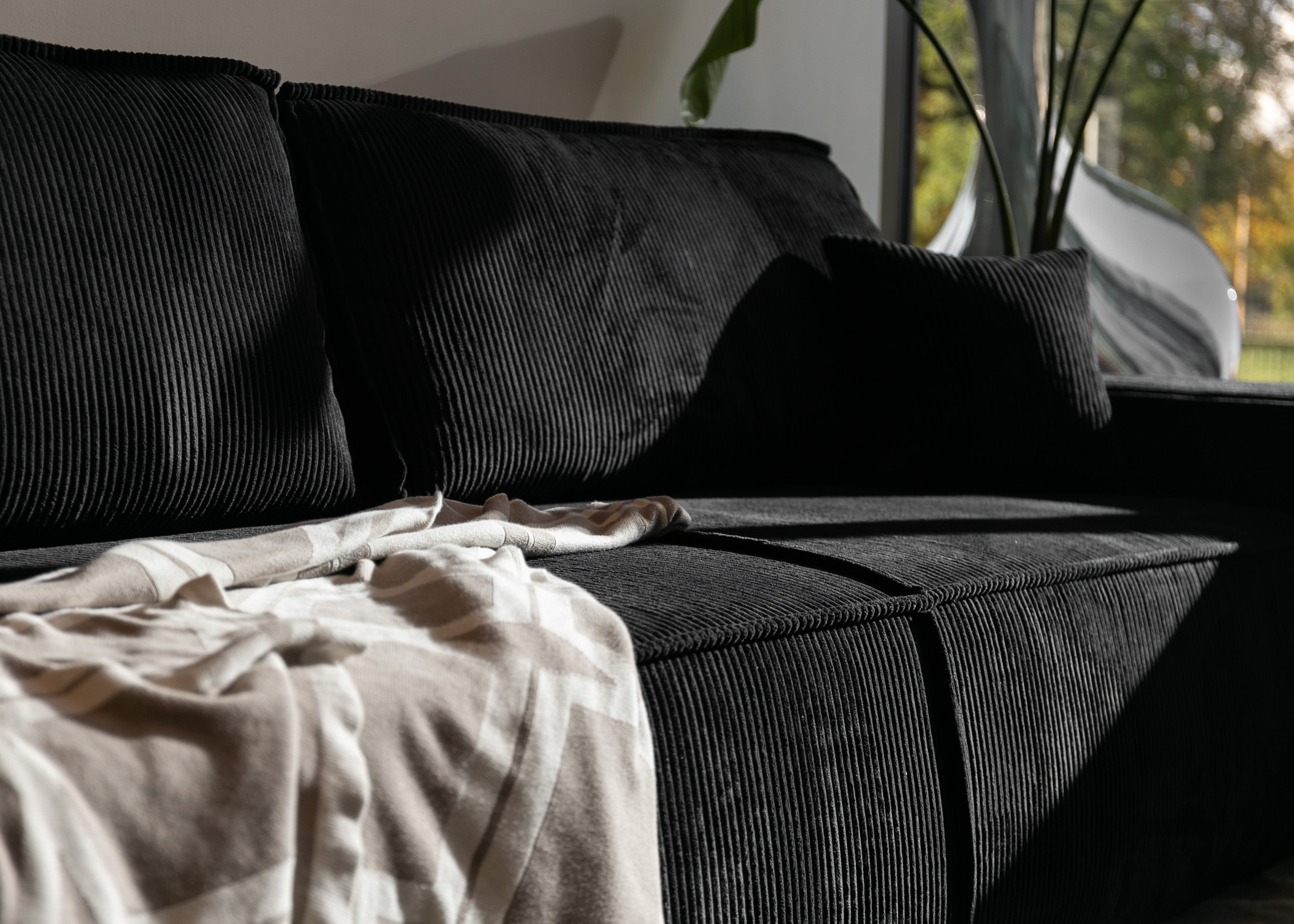selsey-farese-dreisitziges-schlafsofa-mit-stauraum-schwarzer-cordstoff image 4