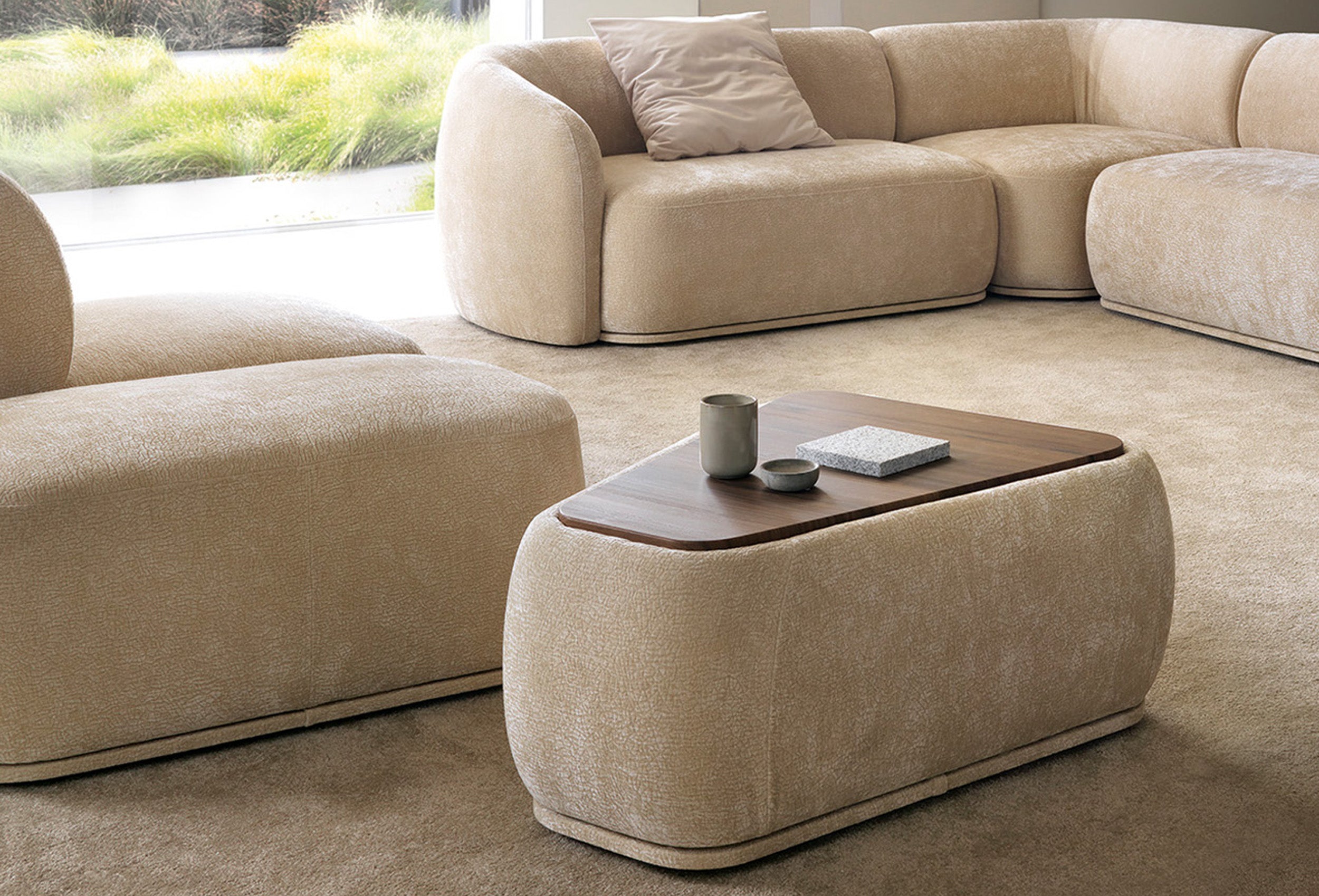 selsey-bommo-modulares-dreieckiges-hocker-element-mit-platte-beige-chenille image 3