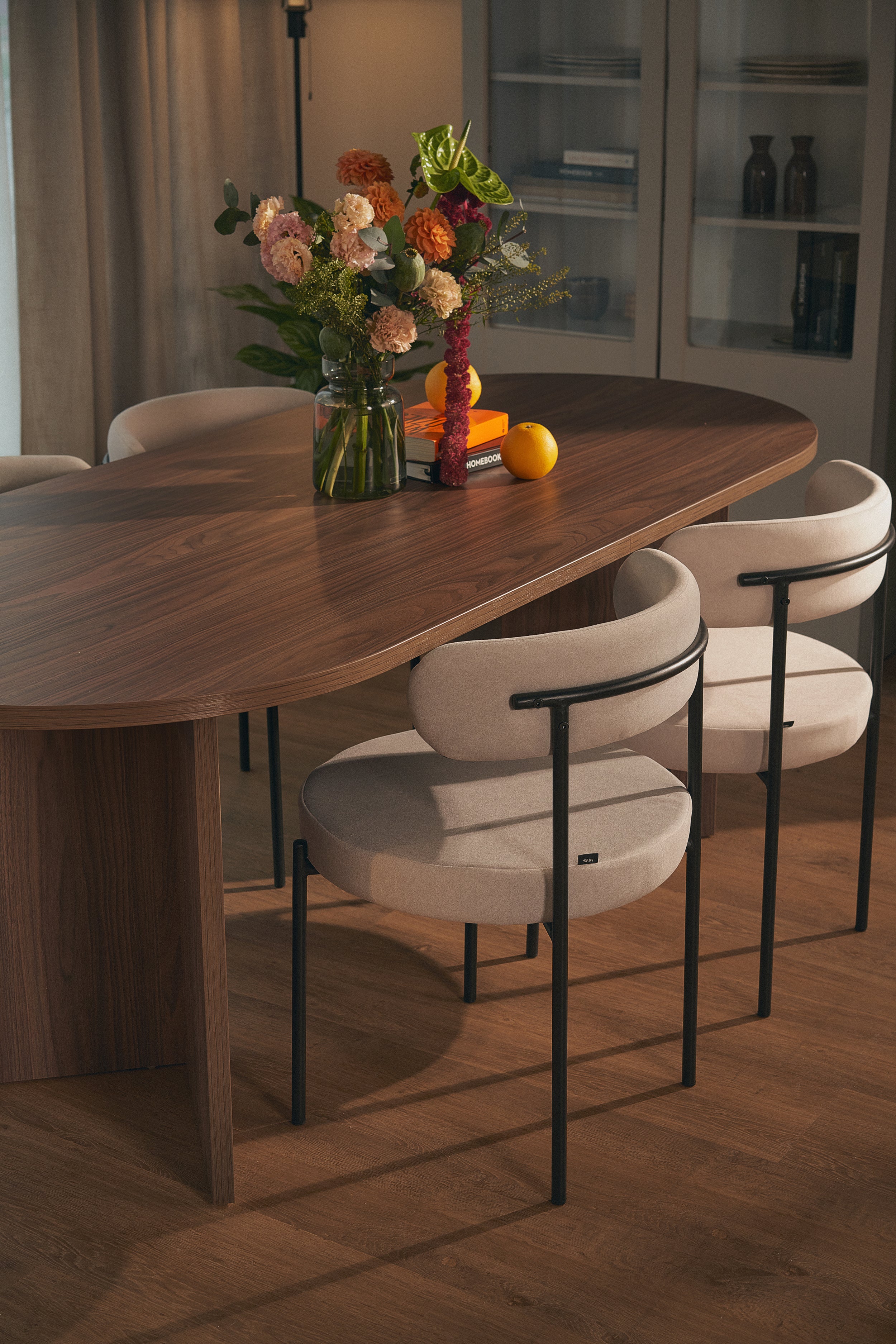 selsey-femiss-polsterstuhl-hellbeige-samt-halbrunde-lehne-schwarzer-sockel image 3