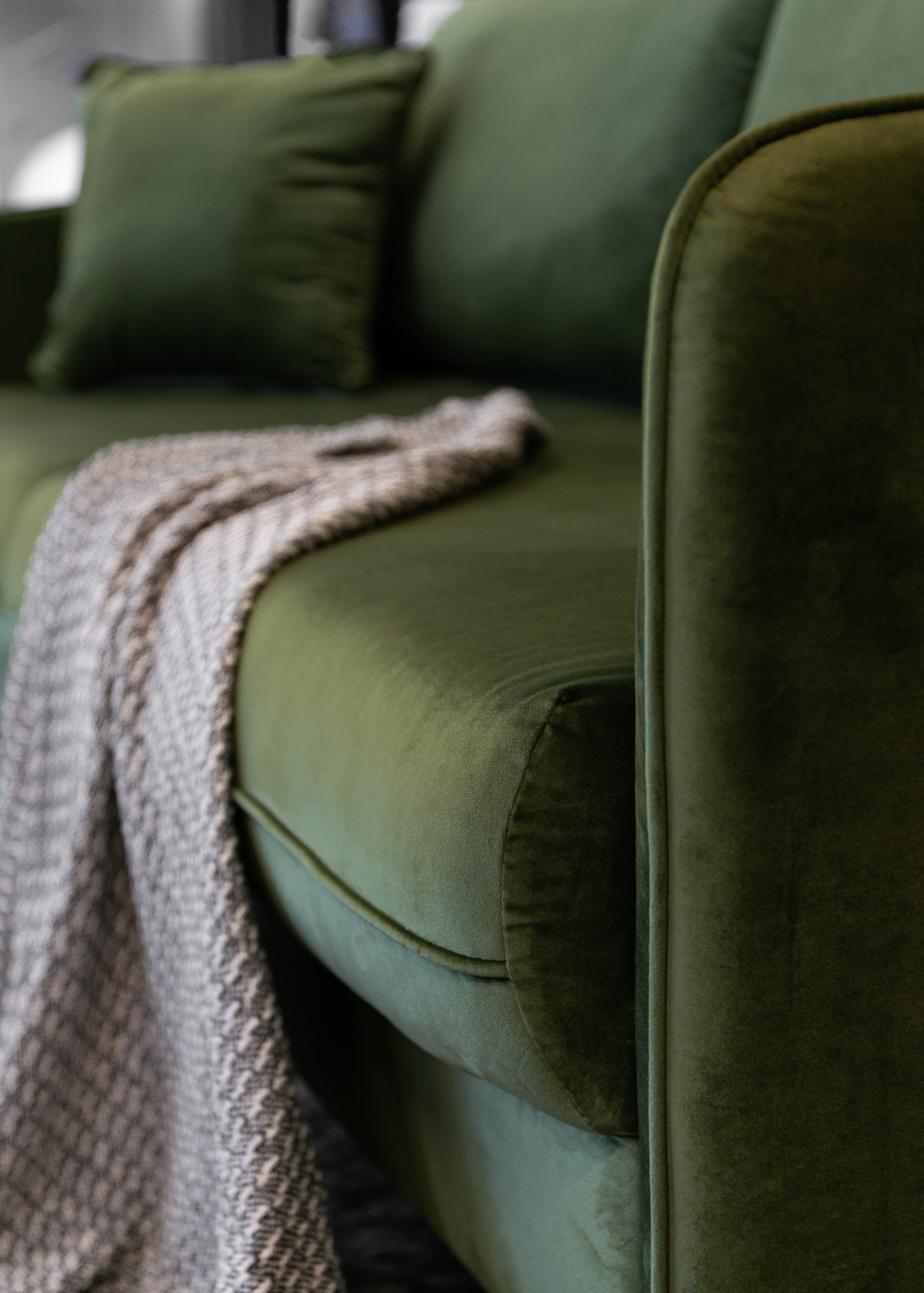 selsey-volio-dreisitziges-schlafsofa-olivgr-ner-samt-wasserabweisend-schwarze-be image 3