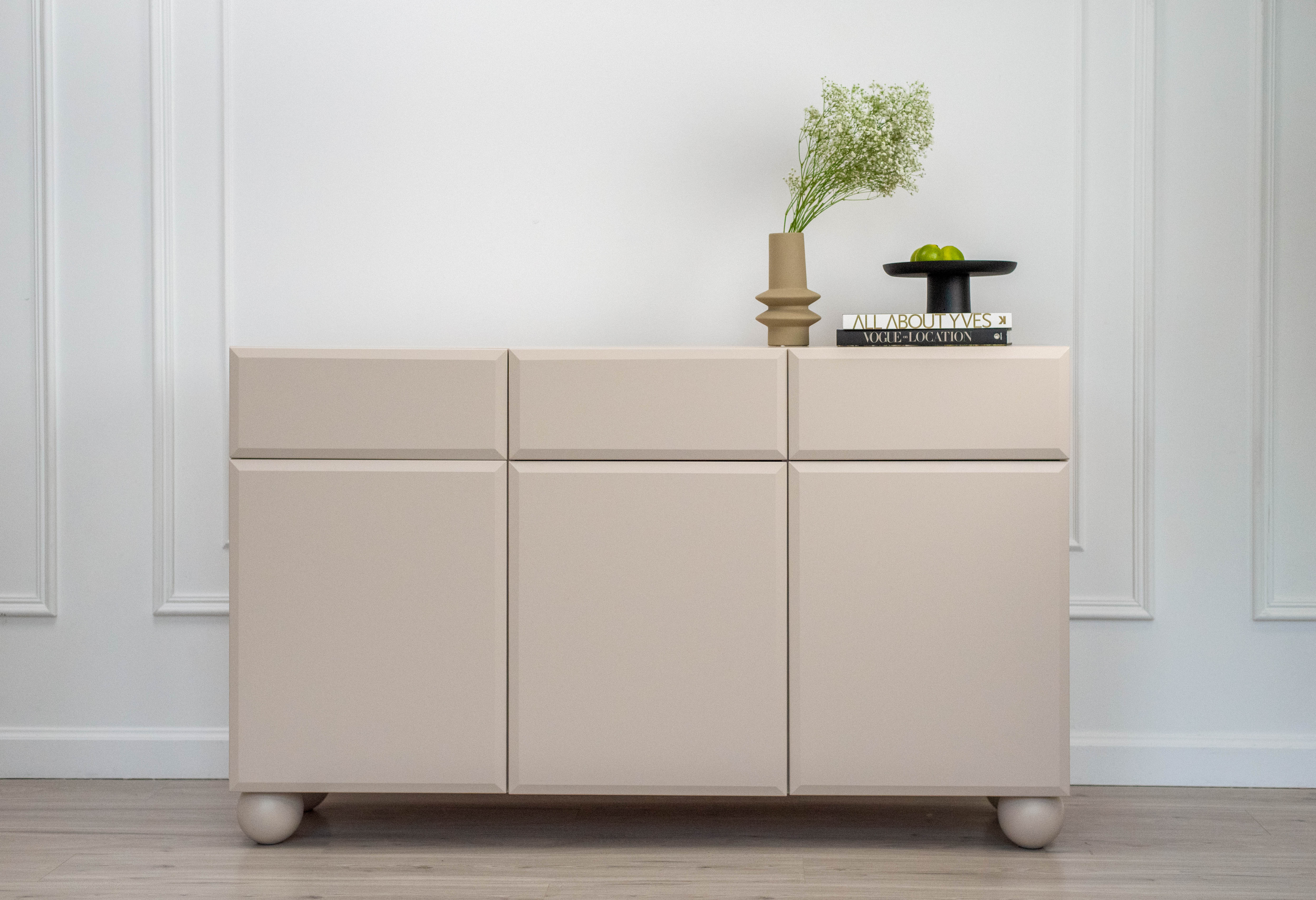 selsey-chocolated-kommode-150-cm-dreit-rig-mit-3-schubladen-sandbeige-kugelf-e image 3