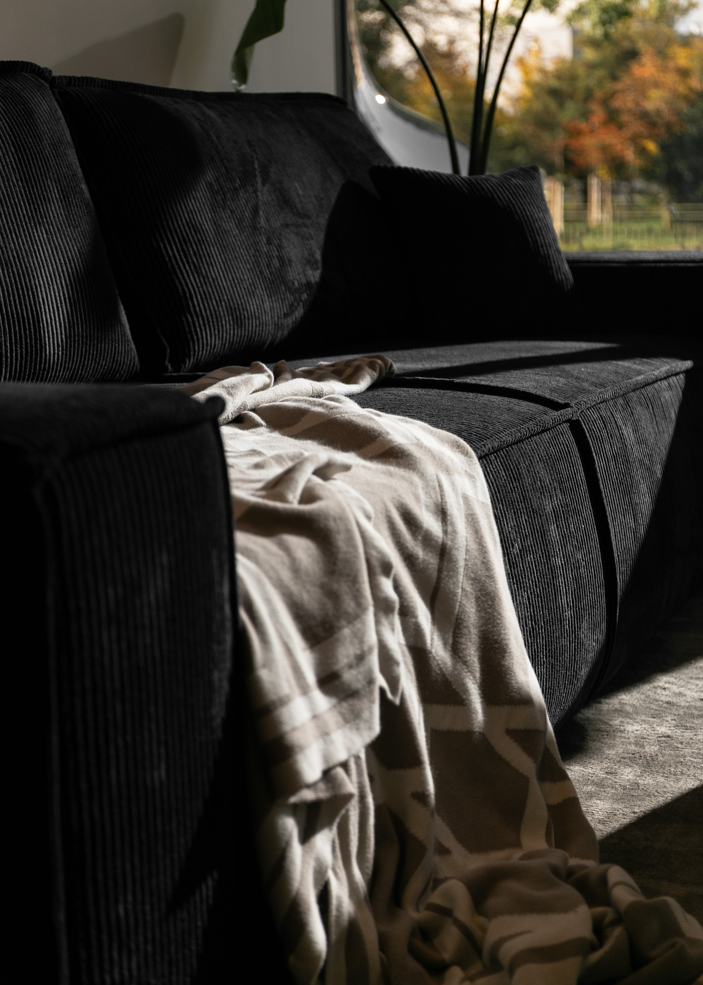 selsey-farese-dreisitziges-schlafsofa-mit-stauraum-schwarzer-cordstoff image 5