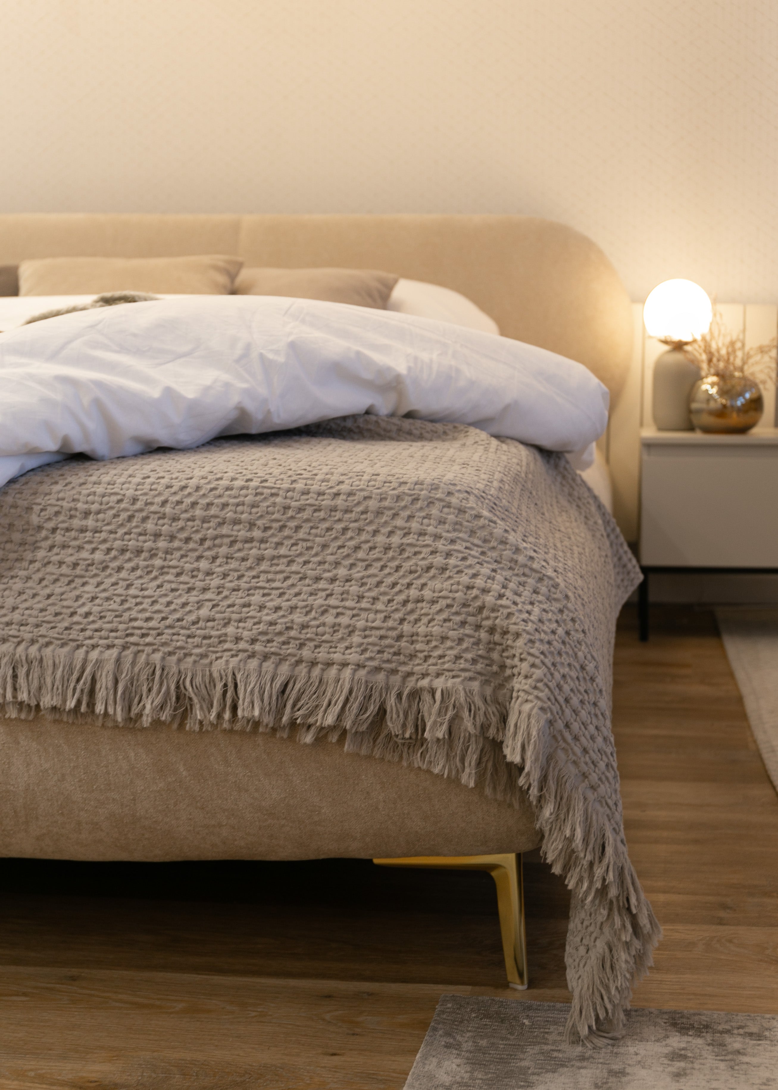 selsey-ovalle-polsterbett-140x200-cm-beige-chenille-mit-stauraum-goldene-beine image 4