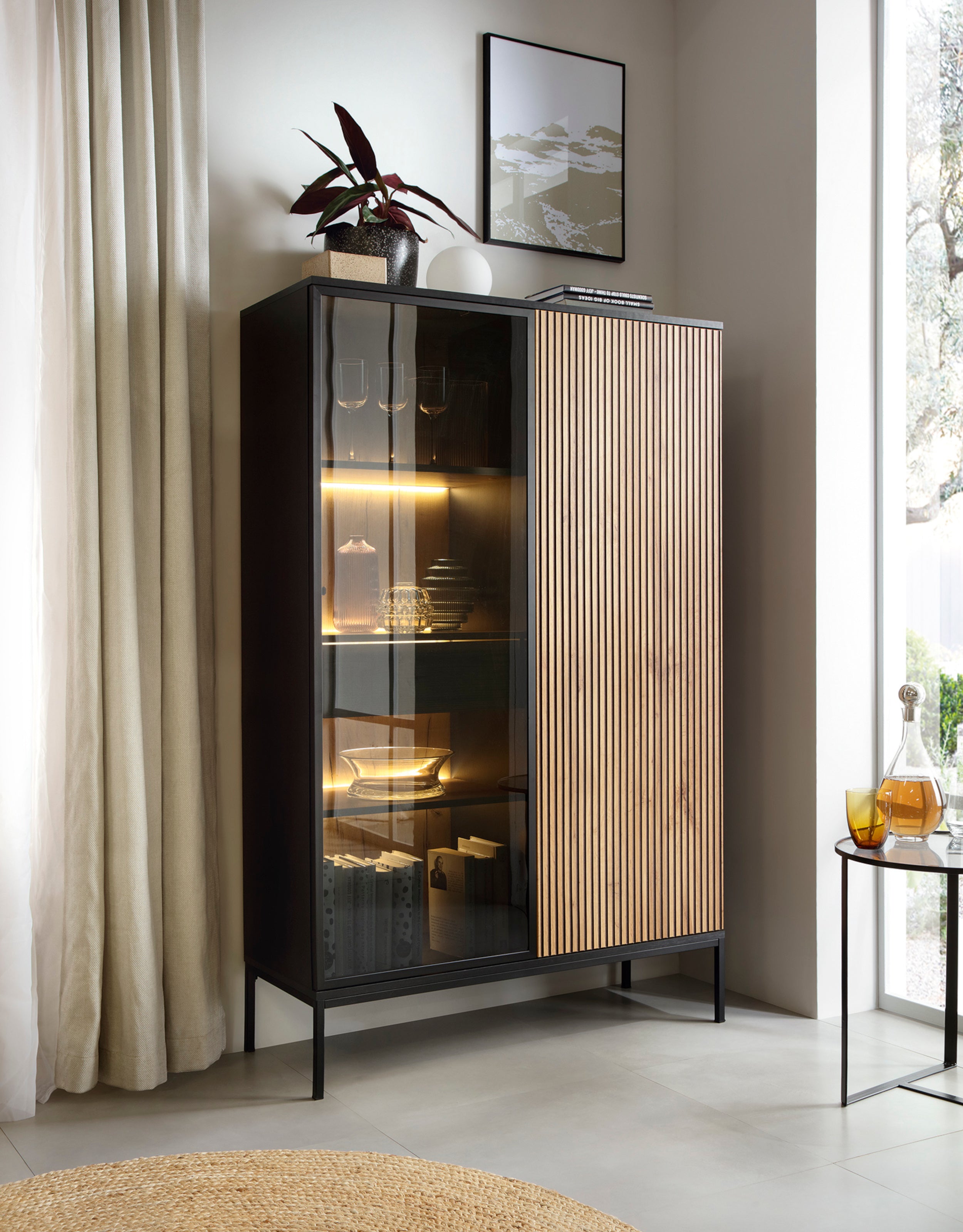 selsey-tosena-hohe-vitrine-104-cm-schwarz-wotan-eiche-mit-led image 2