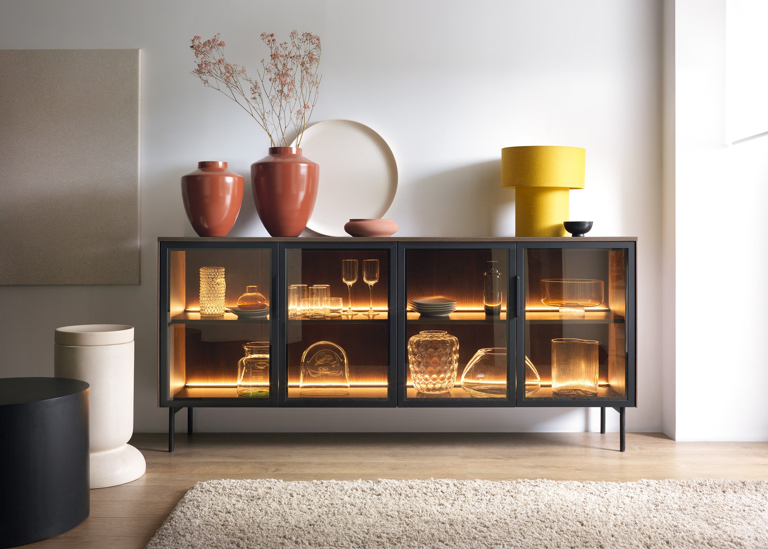 selsey-lumi-4-t-rige-glaskommode-181-cm-eiche-dunin-mit-led-beleuchtung image 2