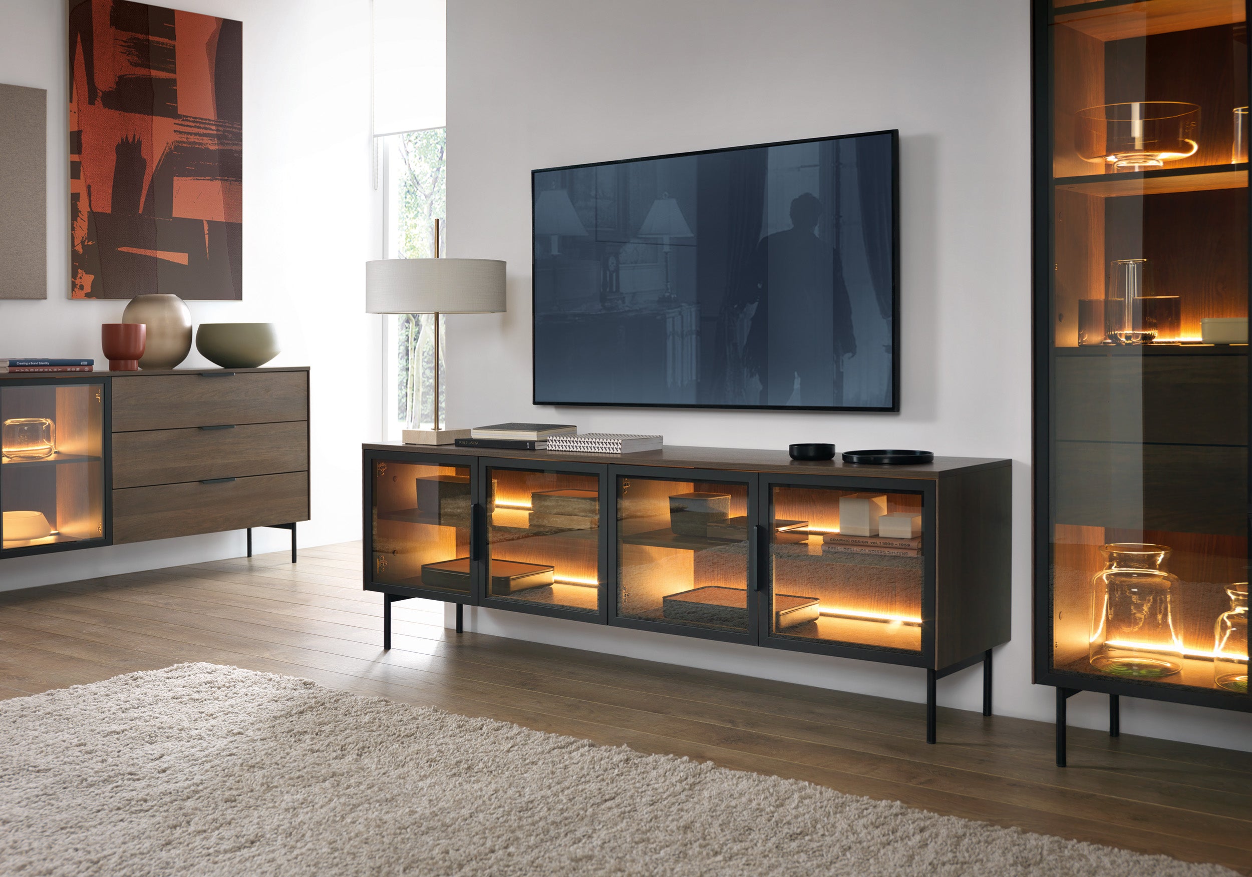 selsey-lumi-tv-kommode-181-cm-mit-glast-ren-und-beleuchtung-eiche-dunin image 2