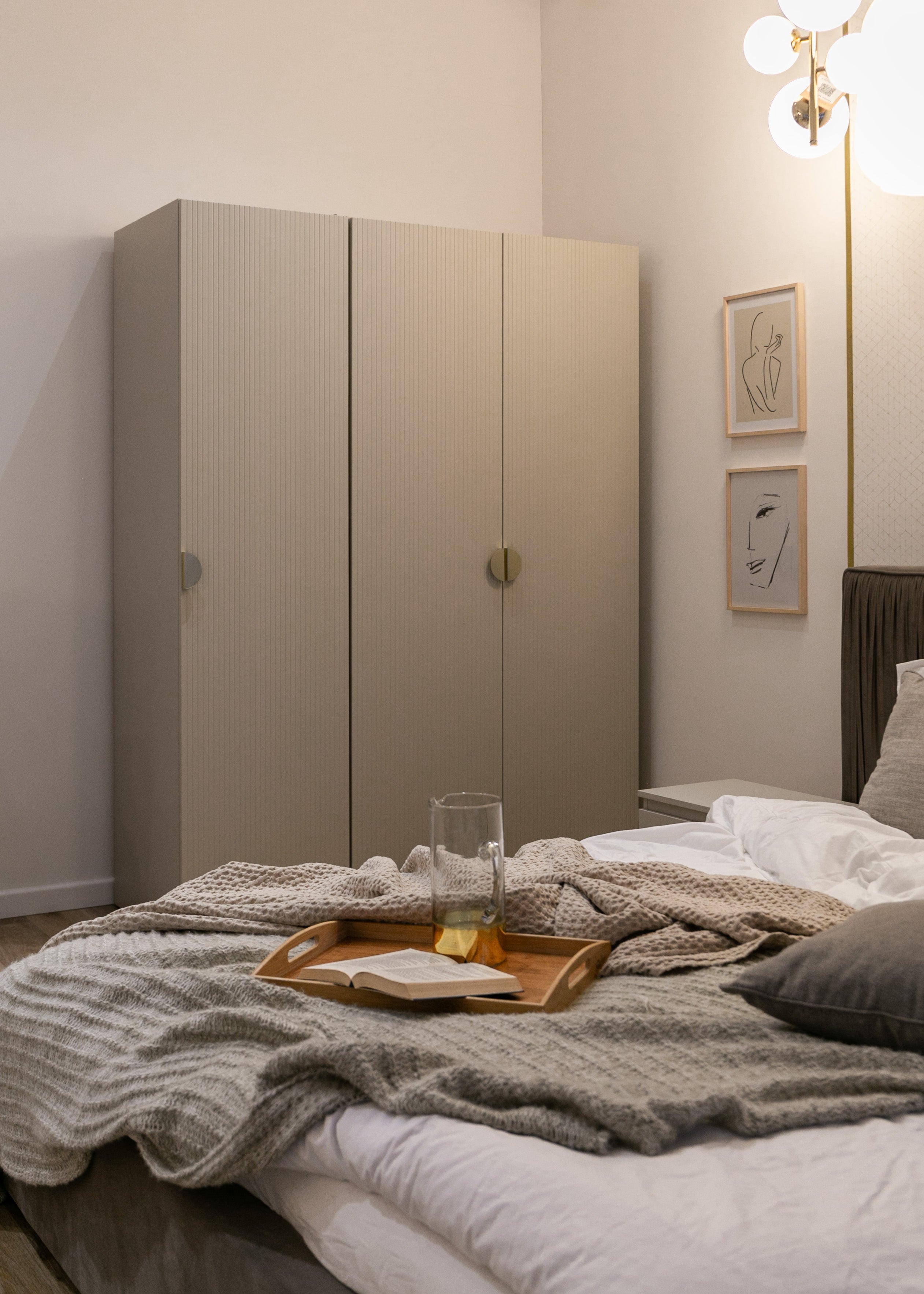 selsey-moonir-dreht-renschrank-150-cm-grau-beige-mit-kleiderstange-und-regalen image 4